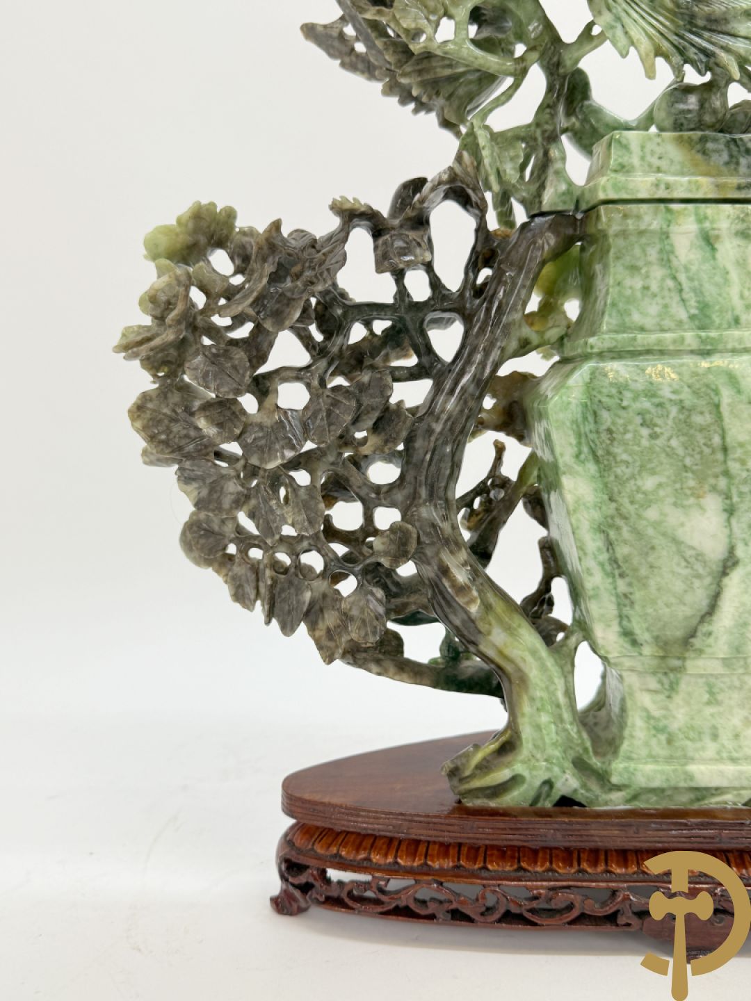 Chinese handgesculpteerde sculptuur in speksteen met amfoor, bloemen en vegelmotieven (tweedelig)