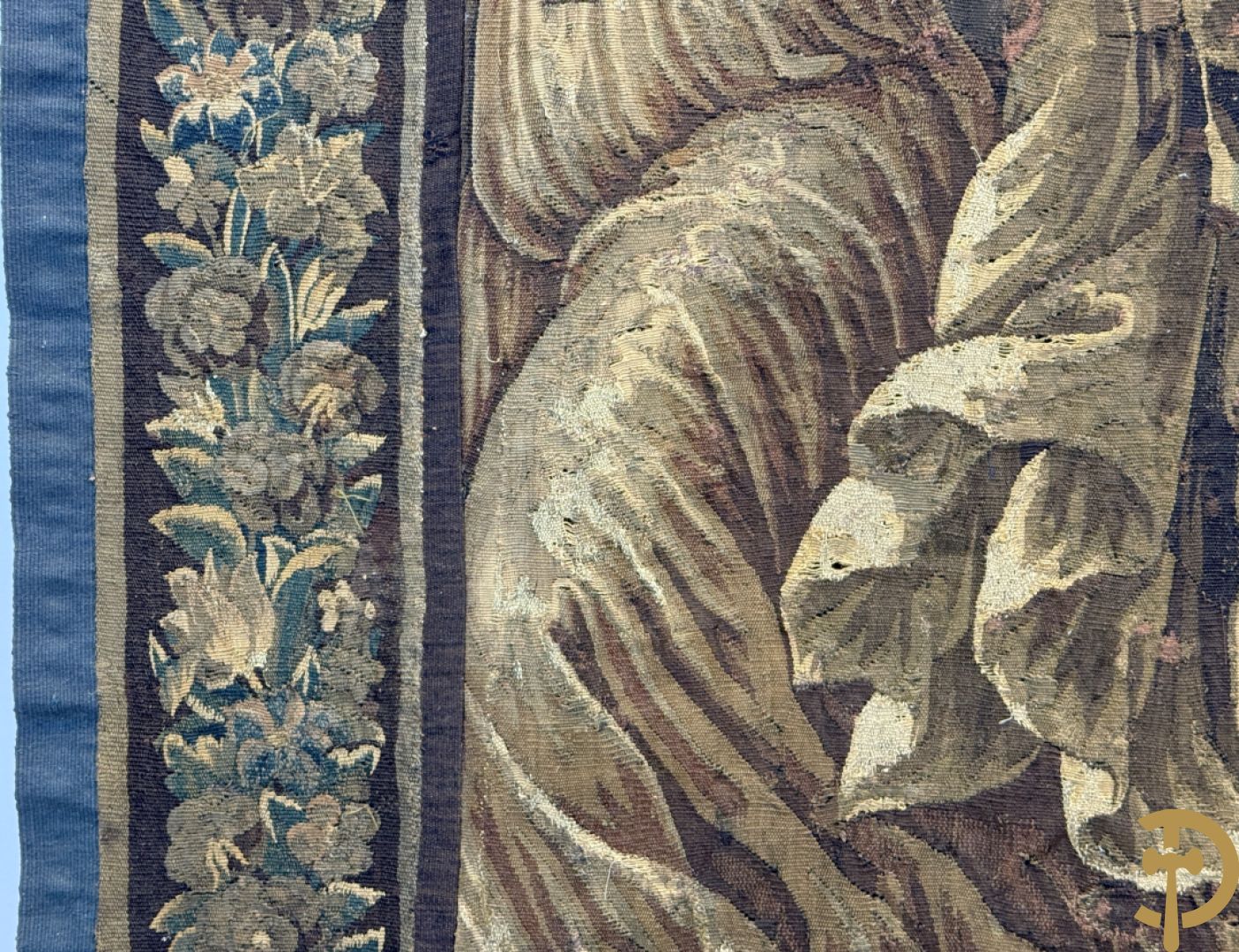 Fragment van wandtapijt met geanimeerde mythologische scène, omgeven door florale omranding, 18e