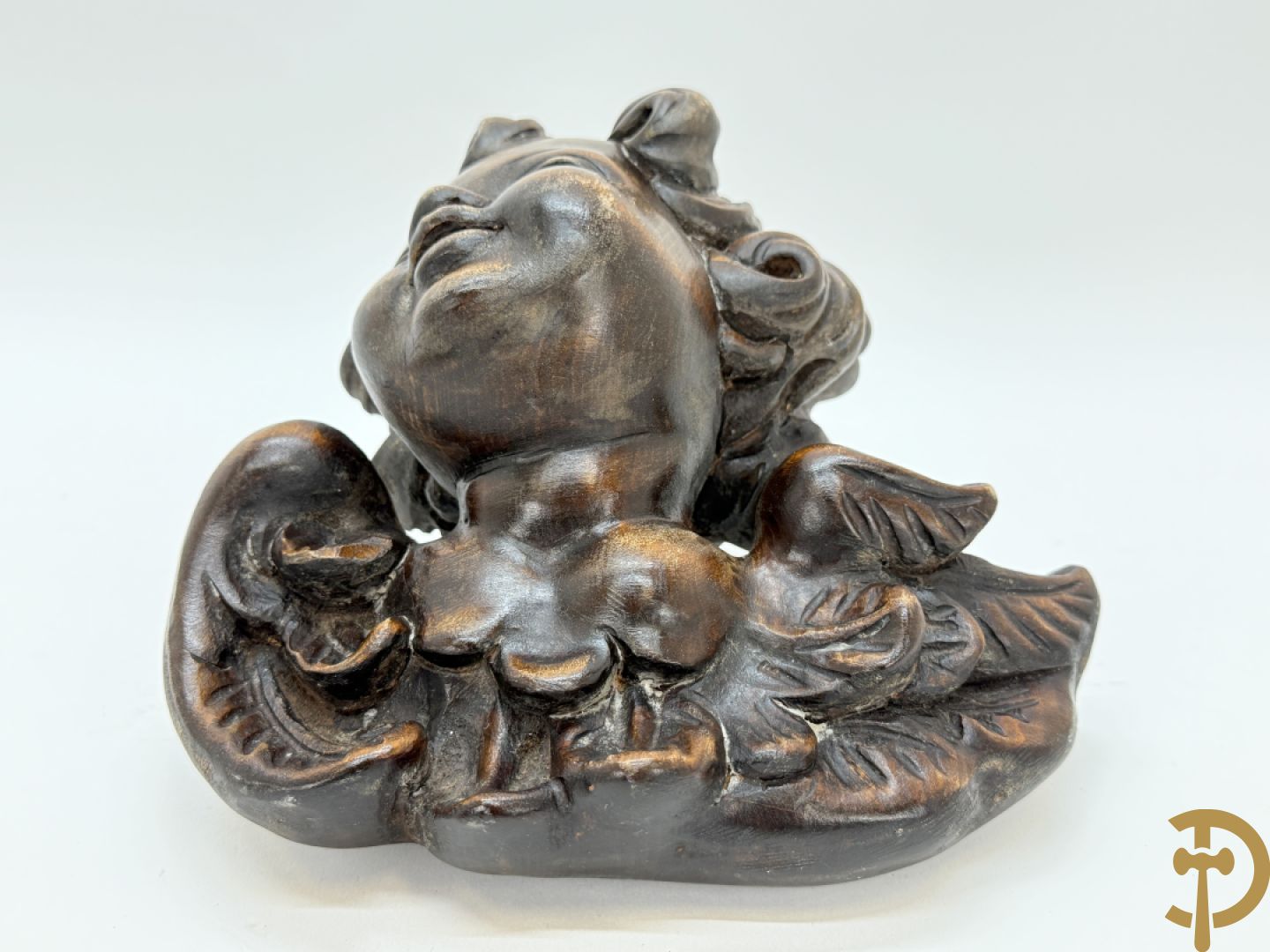 Houtsculptuur van gepolychromeerd engelenhoofd + engelenhoofd + sculptuur van accanthusrank