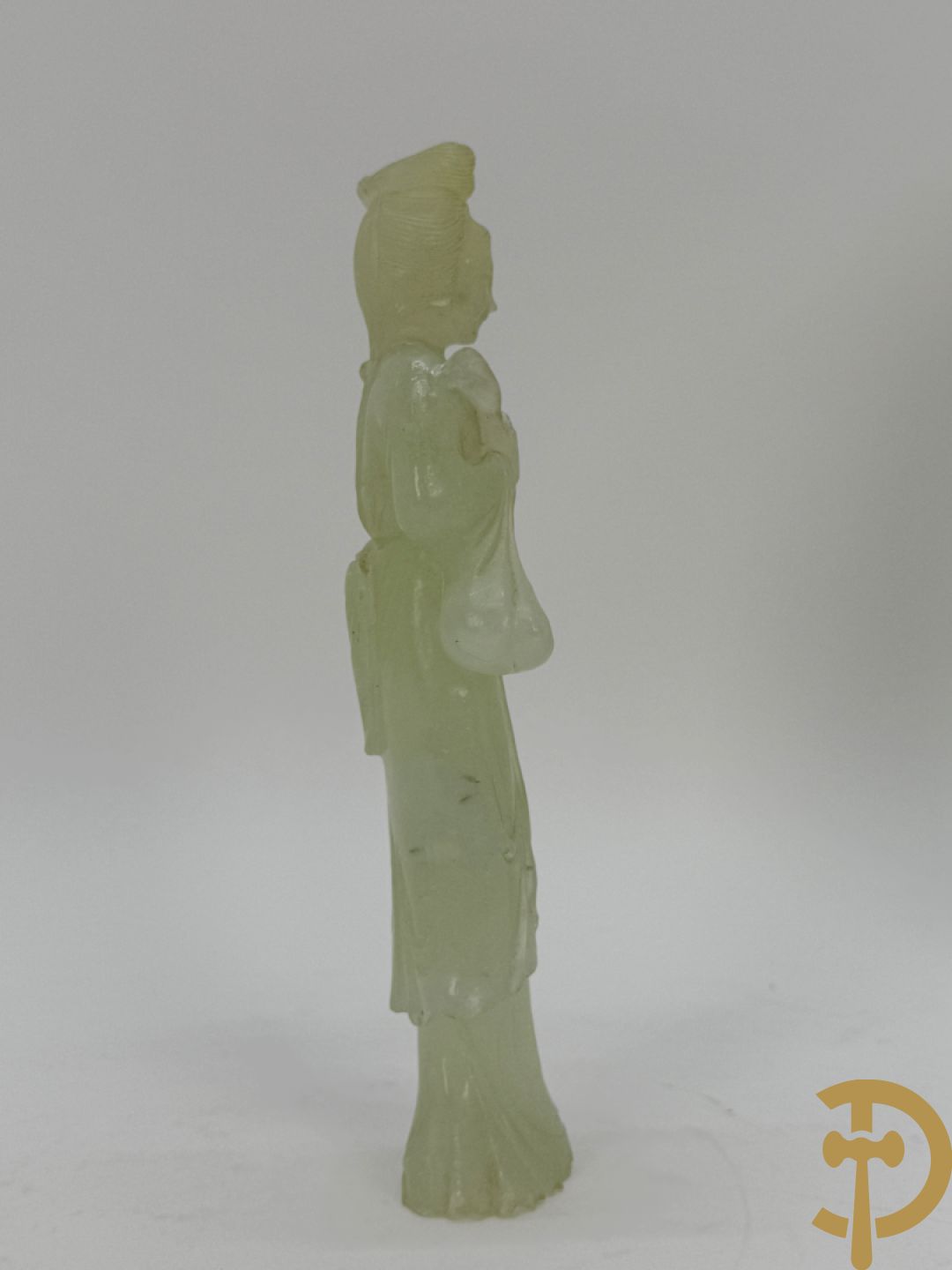 Jadeiet sculptuur van boedhistisch figuur + jadeiet wijsgeer met perziken + geisha in jadeiet