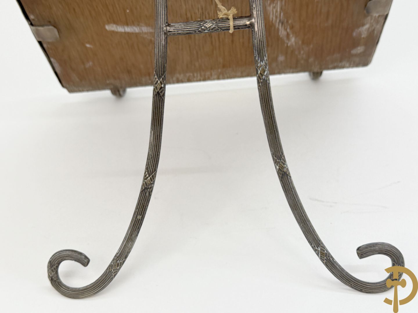 Verzilverde kader met Louis XVI motieven en geslepen spiegel + vergrootglas imet benen handvat en verzilverde montuur