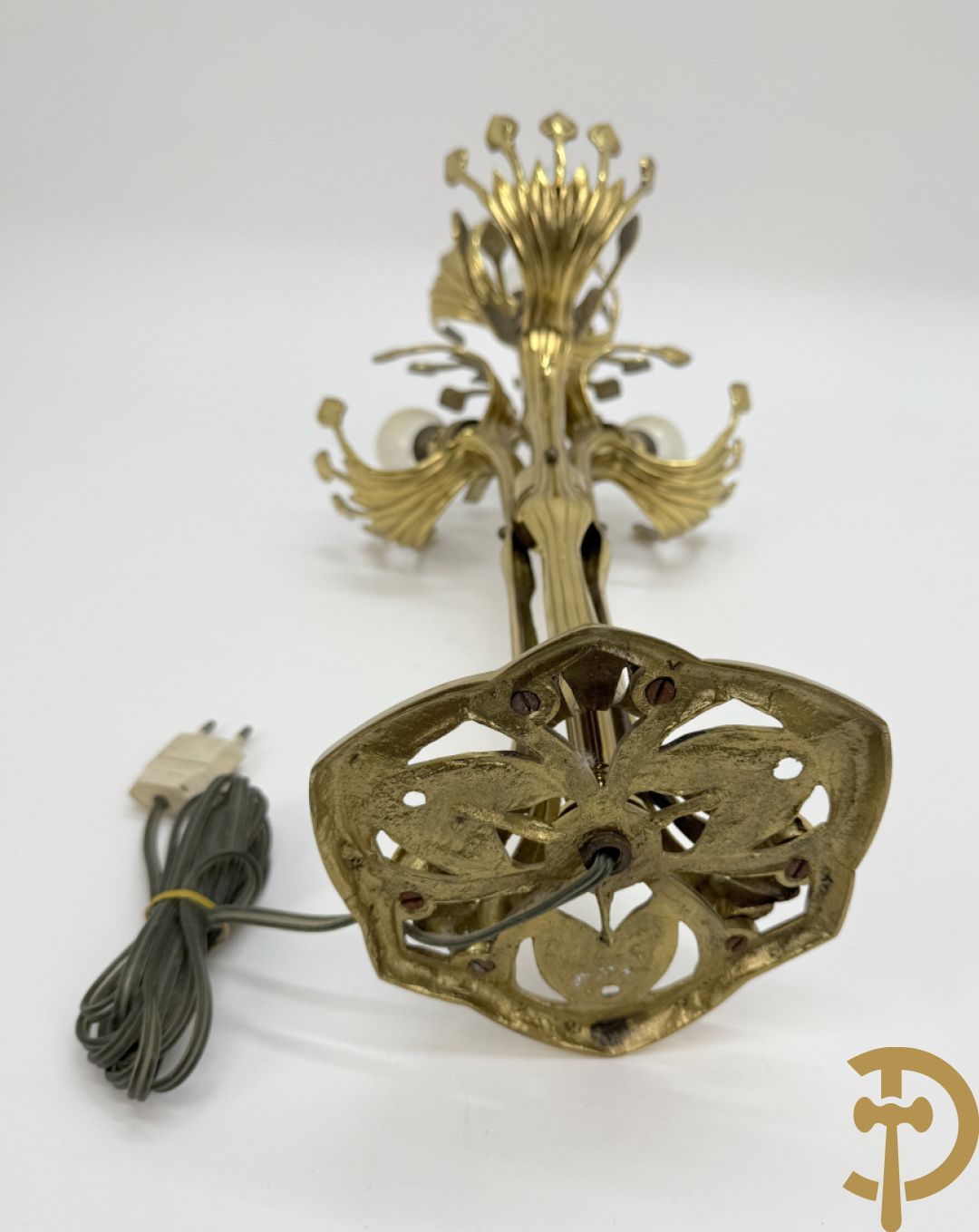 Paar koperen vierarmige lampen met gestyleerde bloemen-en plantenmotieven, Jugendstil