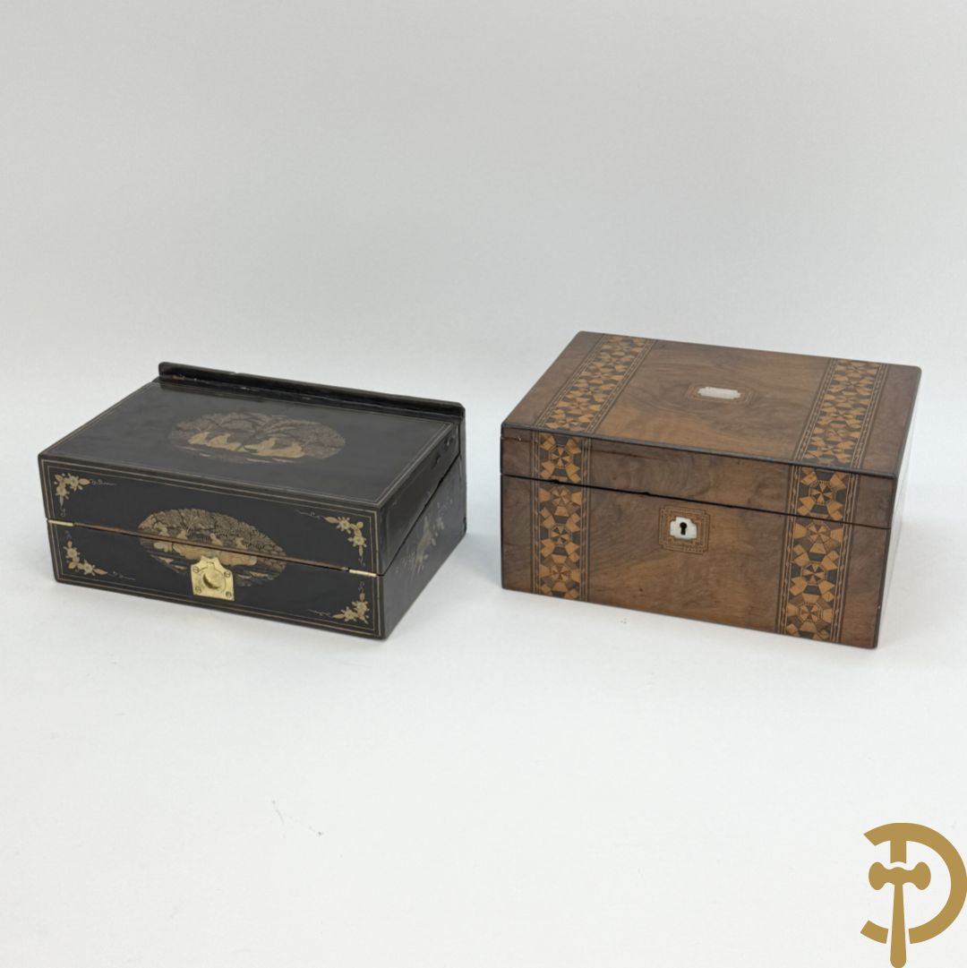 Schrijfbox in wortelnotehout met marquetterie en bovenaan een parelmoer plakkette + Japanse zwartgelakte openklapbare schrijfbox met verguld geanimeerd decor