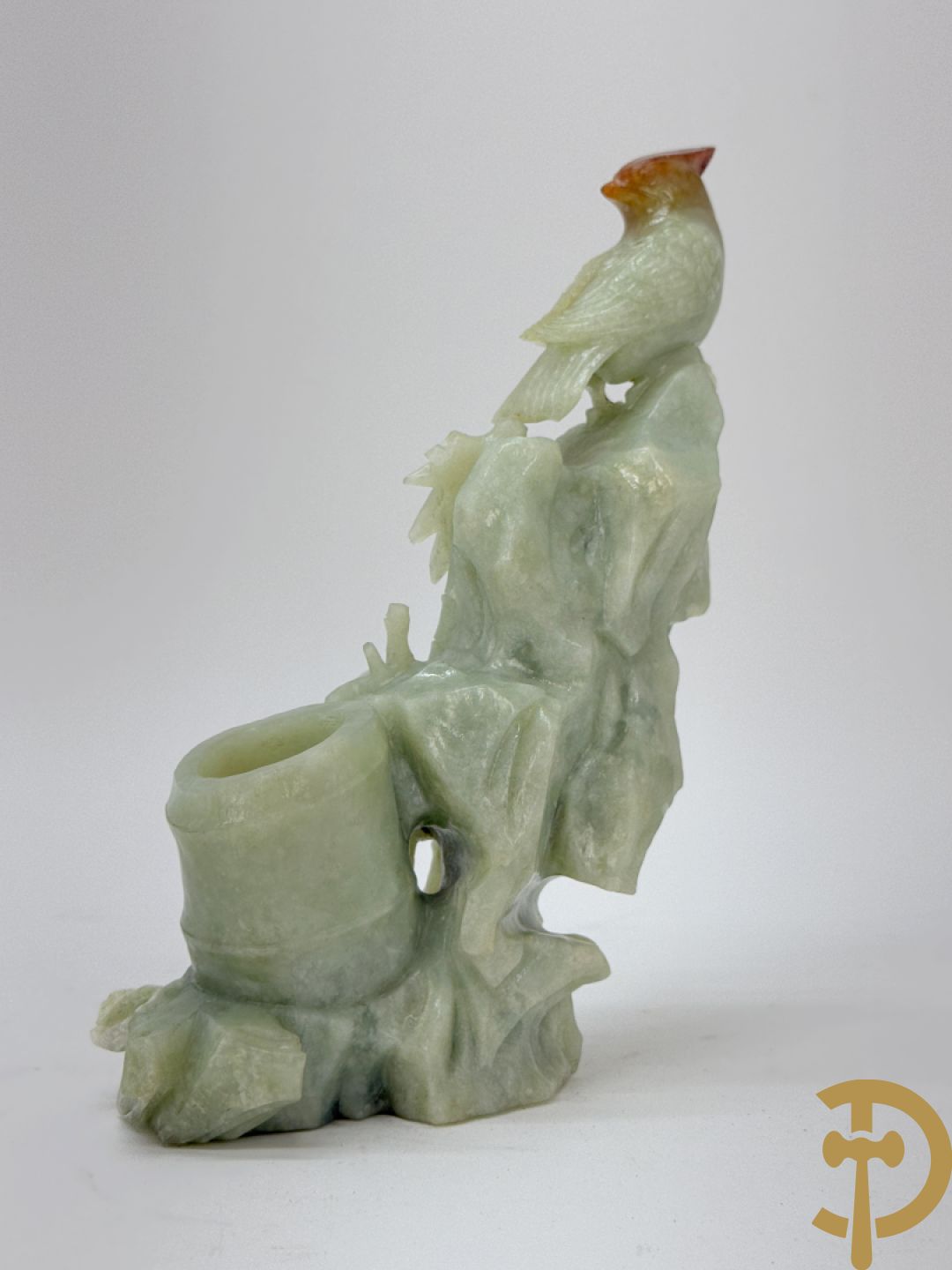 Vier Chinese handgesculpteerde vogels in jadeiet met bloemendecoratie