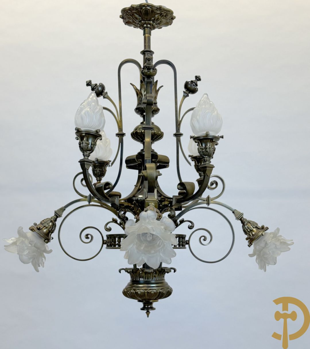 Massieve bronzen luchter met 8 lichtpunten en bezet met accanthusranken