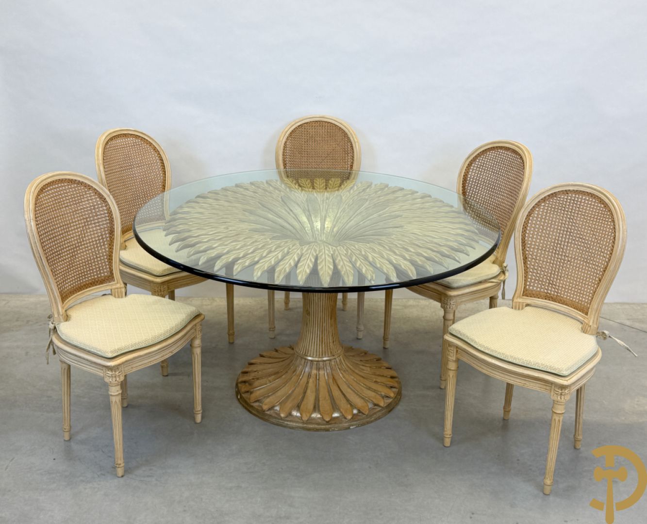 Ronde tafel met houtgesculpteerde korenaren, deels verguld, en glazen blad + 5 bijhorende Louis XVI stoelen met gecanneerde rug en zitting