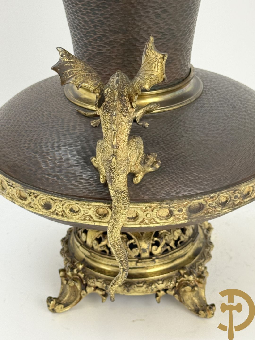 Koperen siervaas met bronzen ornamenten van hagedissen en draken