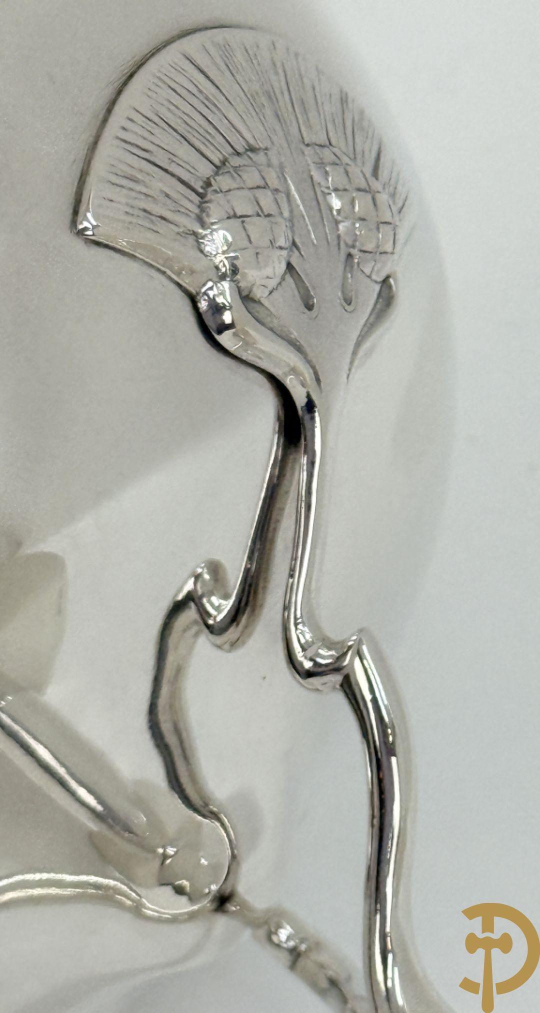 Massief zilveren coupe op voet gehouden door 3 bloemstengels, Art Nouveau Jugendstil, getekend 1912 Stockholm, gehalte 925, gestempeld GAB