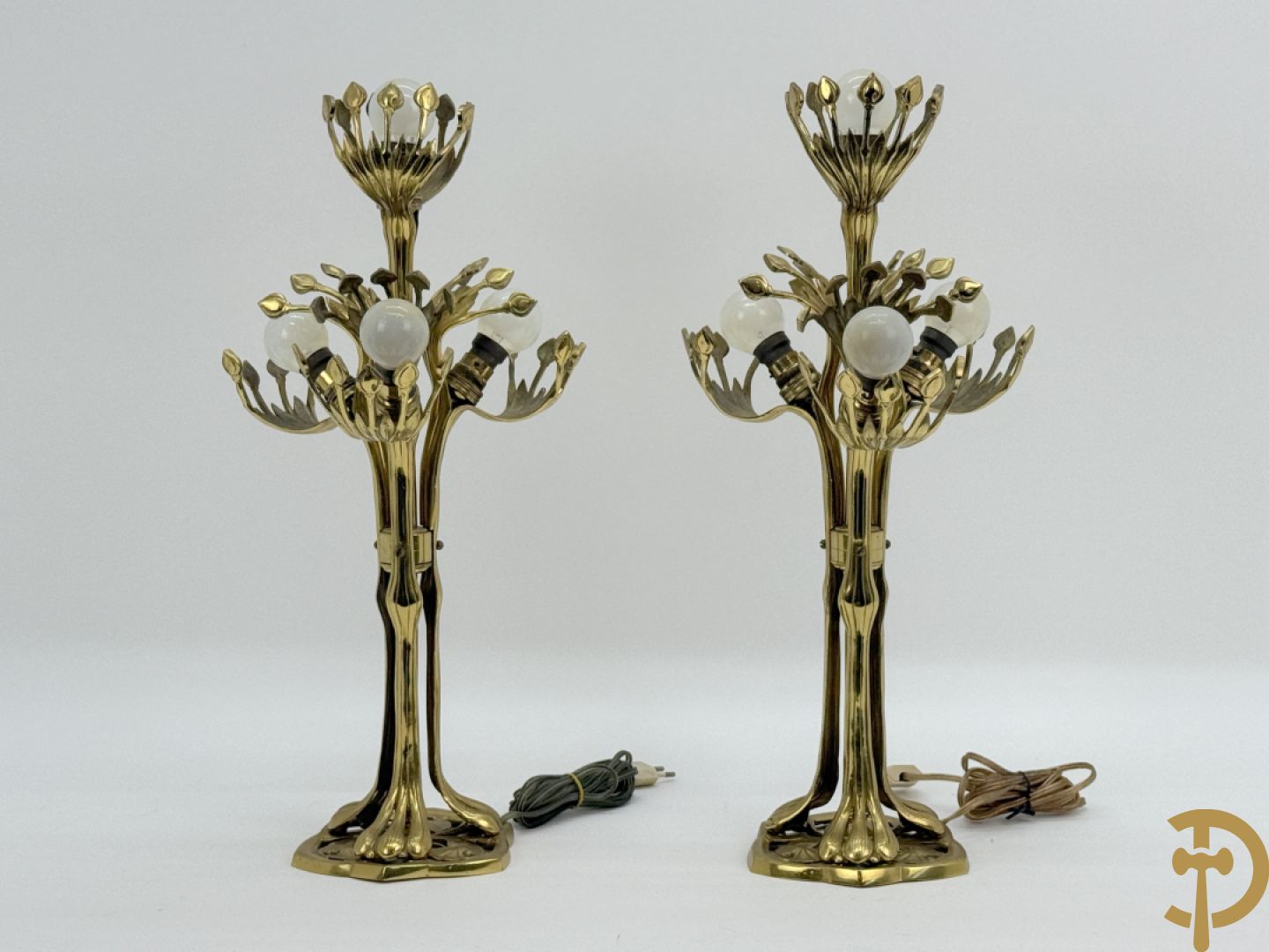 Paar koperen vierarmige lampen met gestyleerde bloemen-en plantenmotieven, Jugendstil
