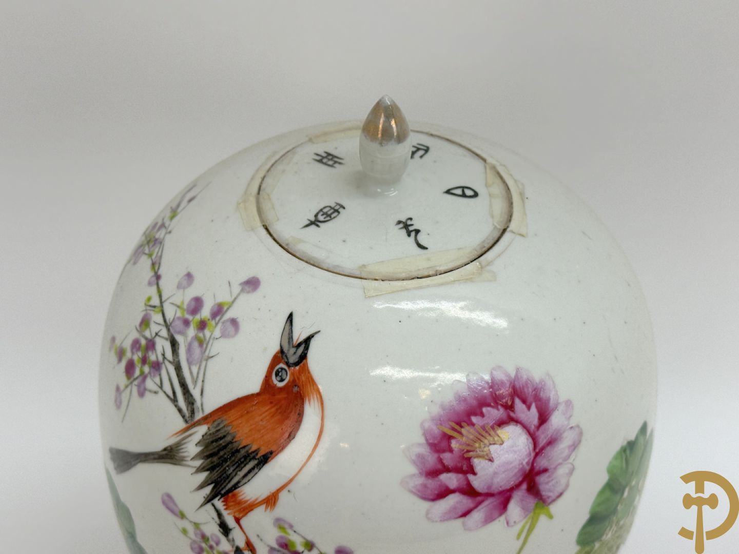 Chinese porseleinen ballustervormige vaas, King Long  + 2 porseleinen bordjes met bloemendecor + 2 bordjes met vazen- en bloemendecor + kopje en schoteltje Imari + dekselpotiche met vogel en bloemendecor