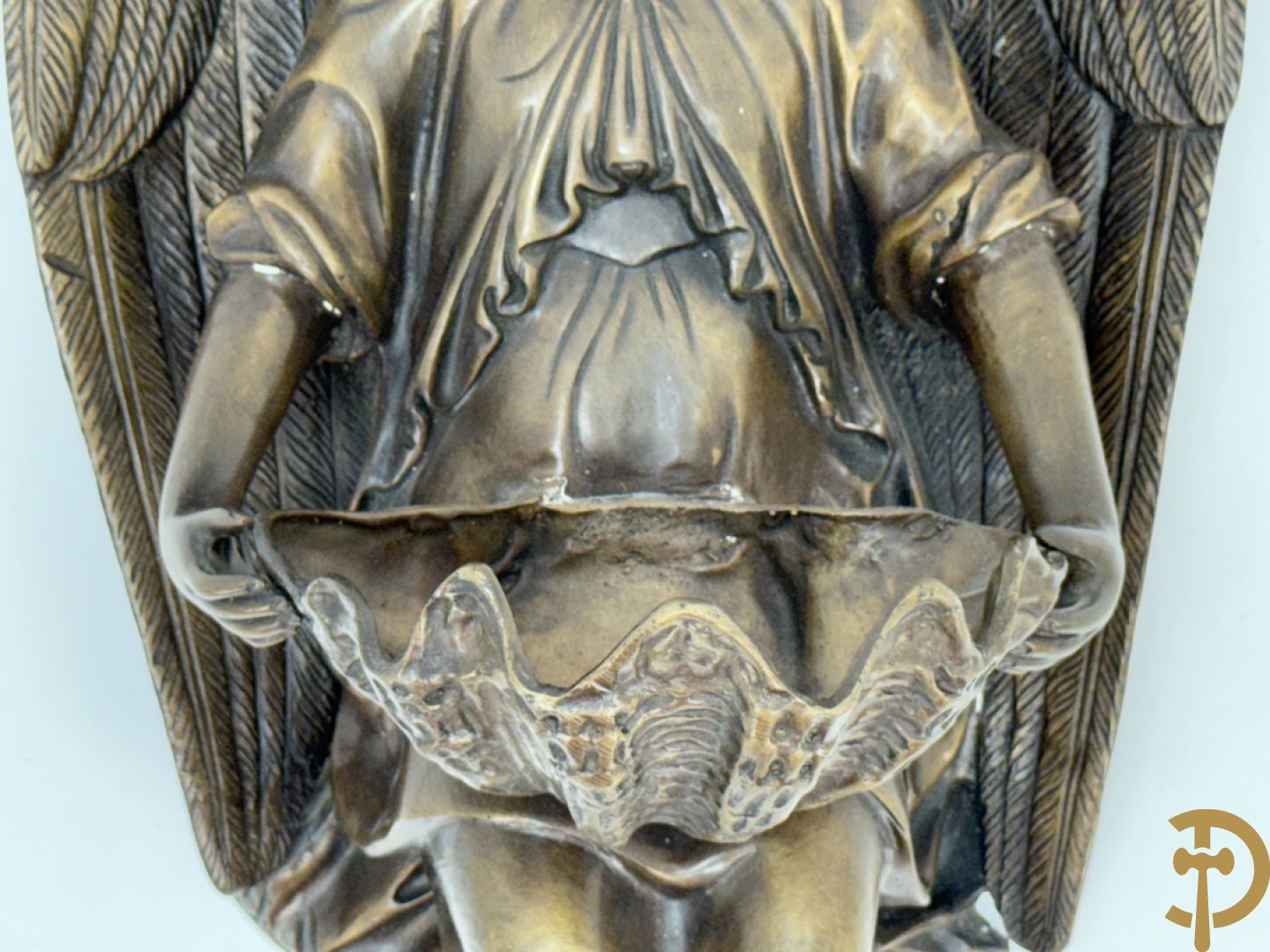 Bronzen wijwatervat van een engel dragende een rocailleschelp