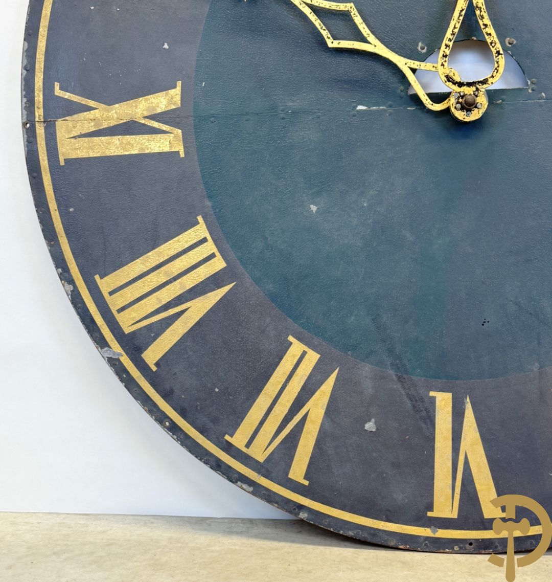 Grote metalen beschilderde decoratieve wijzerplaat met Romeinse cijfers en wijzers gedecoreerd met zon en maan