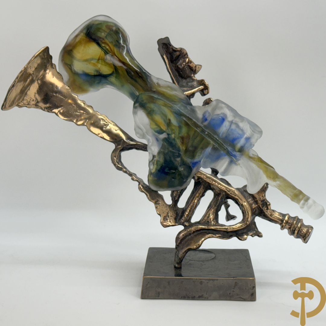 LOHE getekend - Surrealistische sculptuur met combinatie van koper en gekleurde pate de verre in de vorm van een trompet