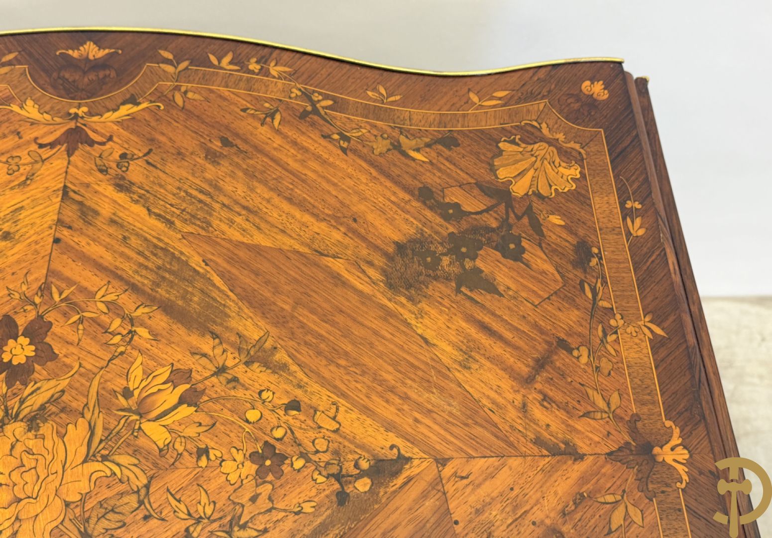 Franse notelaren bijzettafel met lade, openklapbare zijkanten bezet met marketterie van bloemenpatronen en bronsbeslag