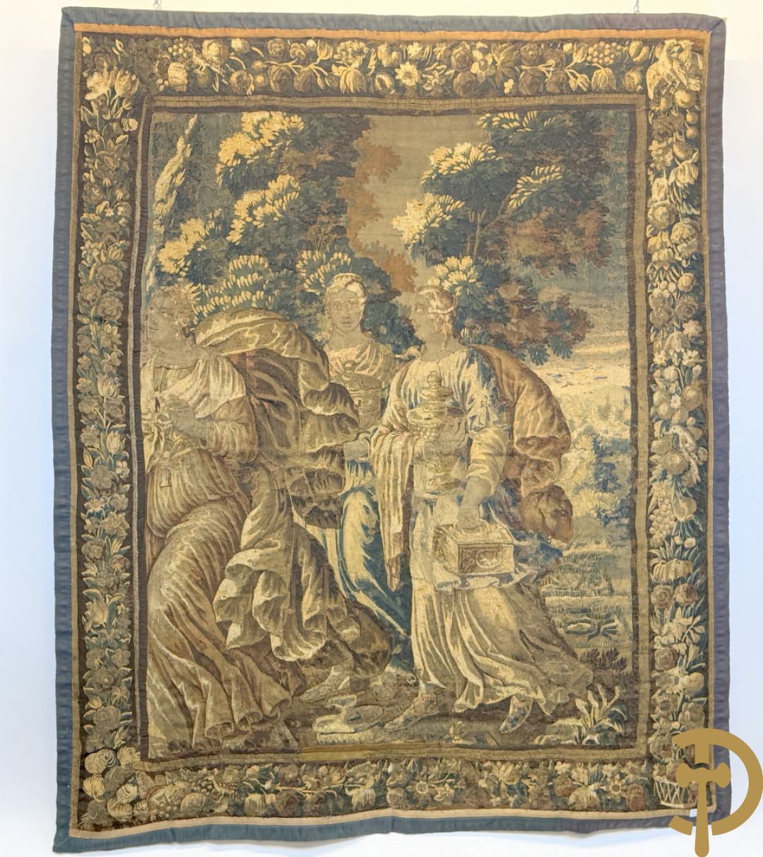 Fragment van wandtapijt met geanimeerde mythologische scène, omgeven door florale omranding, 18e
