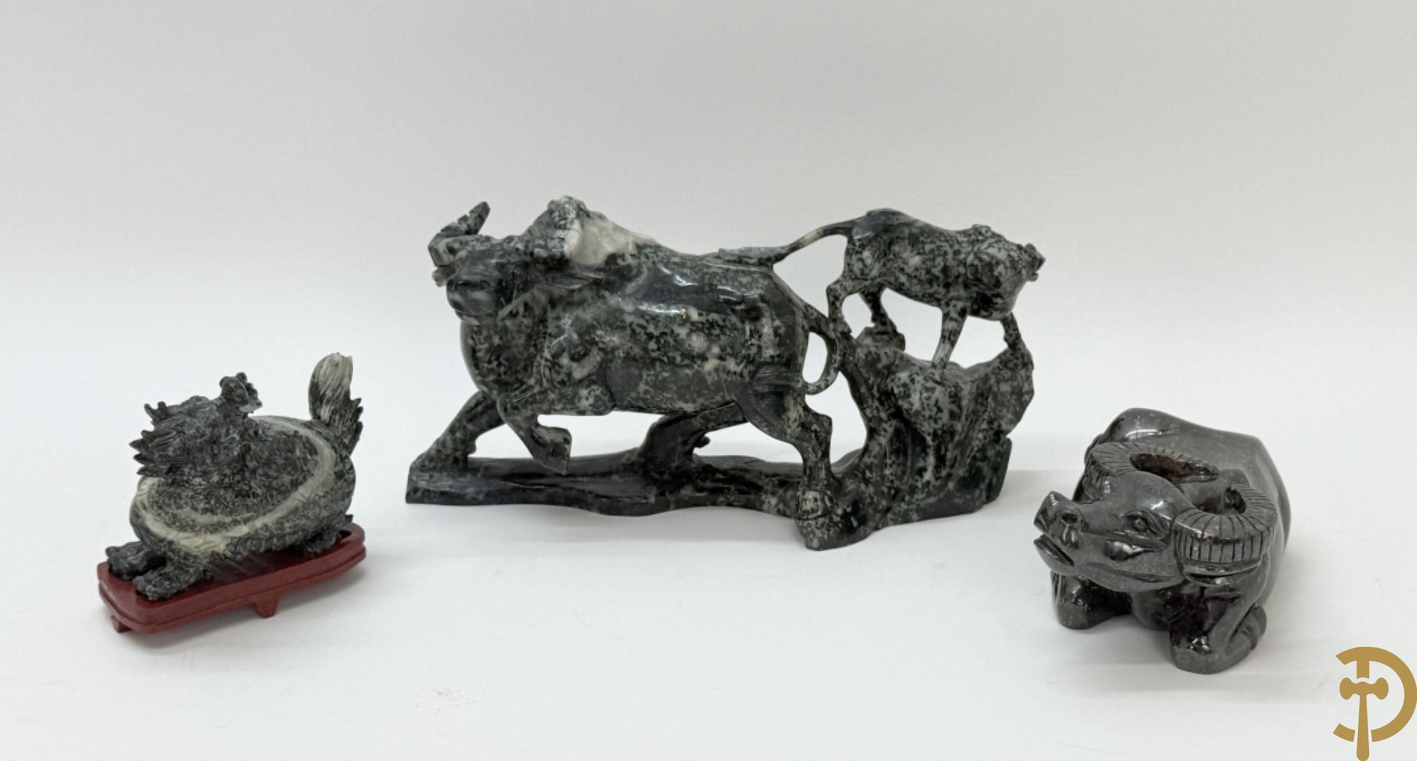 Sculptuur van 2 buffels in nefriet + Liggende buffel in nefriet + drakenfiguur in nefriet op houten sokkel
