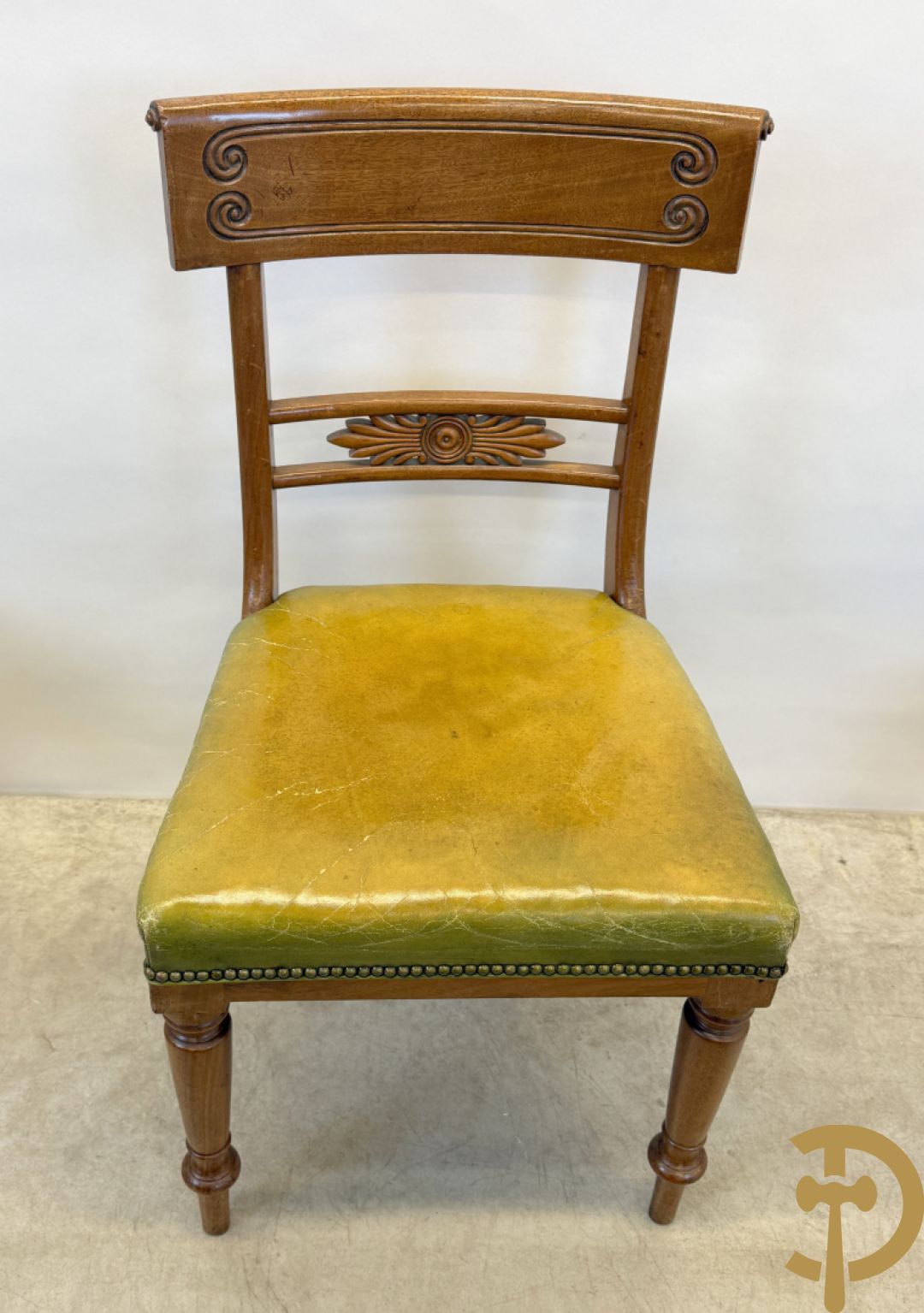 Set van 6 Engelse gondelvormige notelaren stoelen met lederen zitting