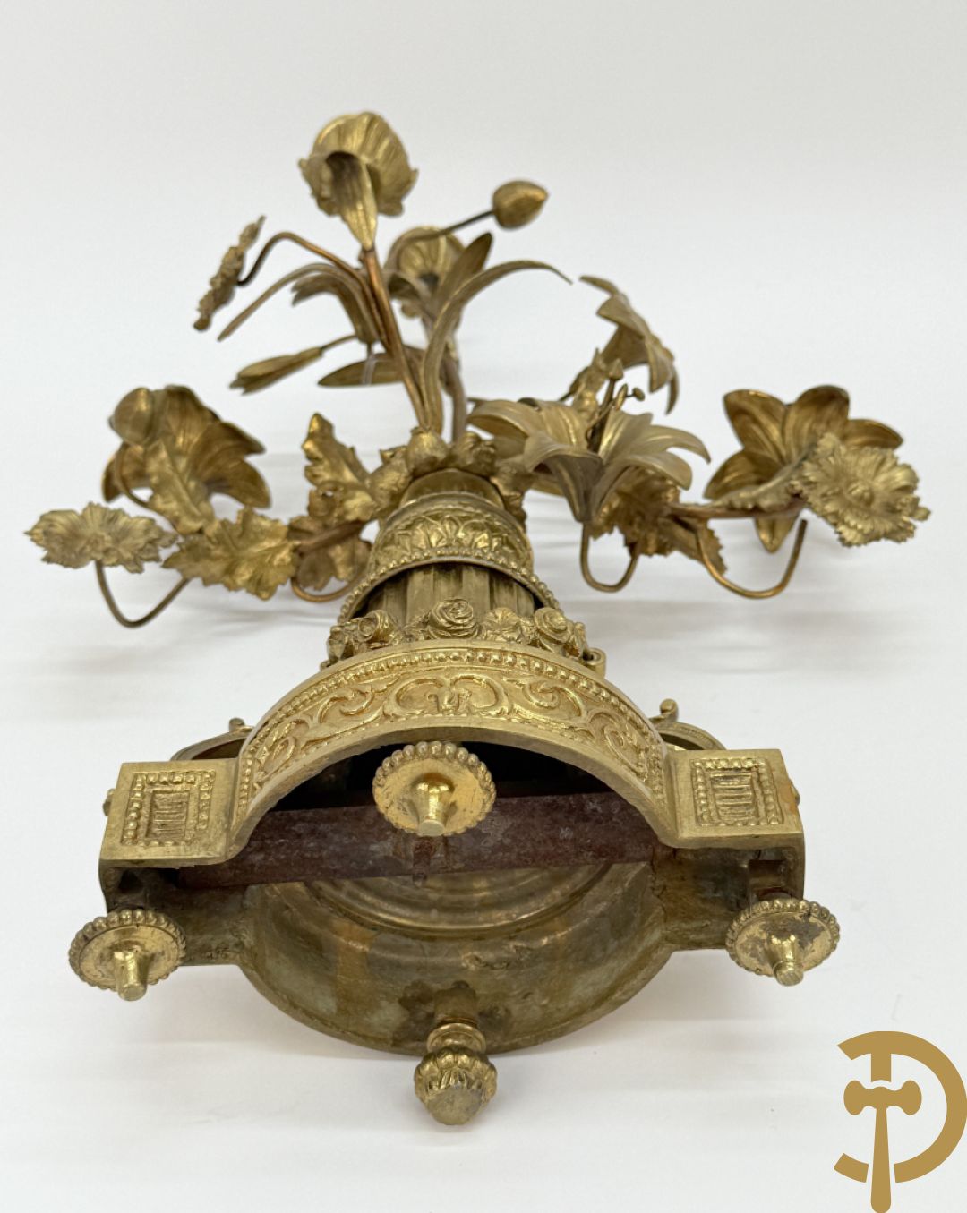 Paar bronzen kandelaars met guirlande en bloemenmotieven