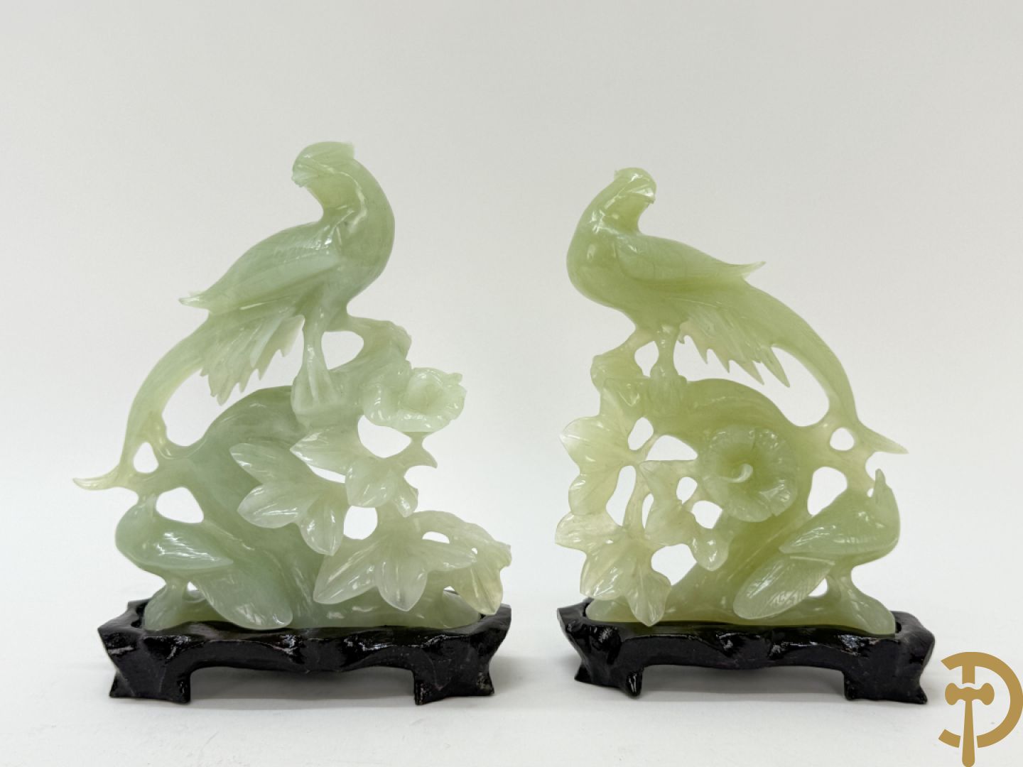 Drie handgesculpteerde Aziatische vogels met bloemenmotieven in jadeiet + klein haantje in jadeiet