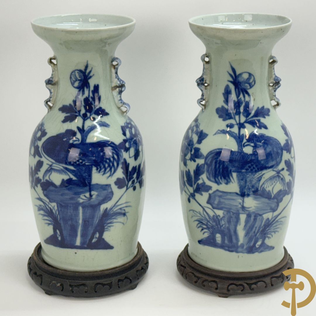 Paar Chinese porseleinen blauw/wit vazen met bloemendecor