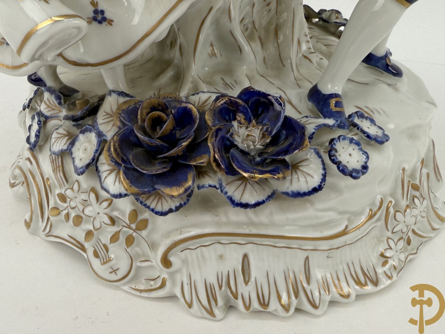 Porseleinen lampadaire met 4 dansende figuren, bovenaan met bloemenknop bezet