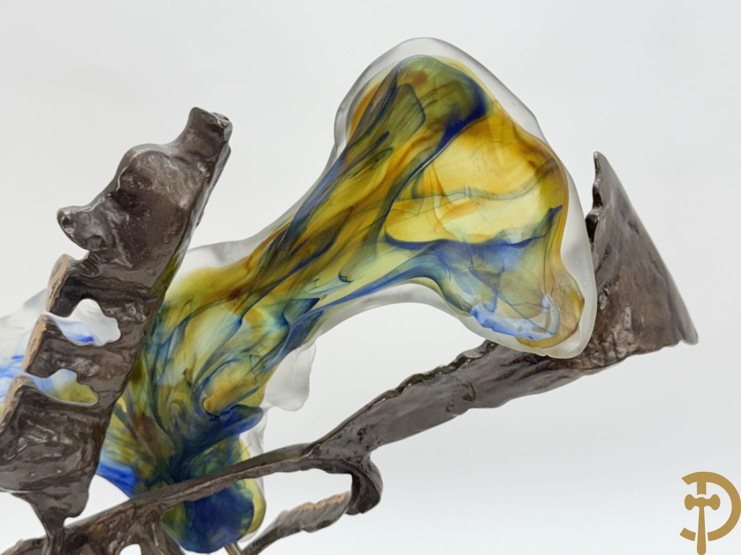 LOHE getekend - Surrealistische sculptuur met combinatie van koper en gekleurde pate de verre in de vorm van een trompet