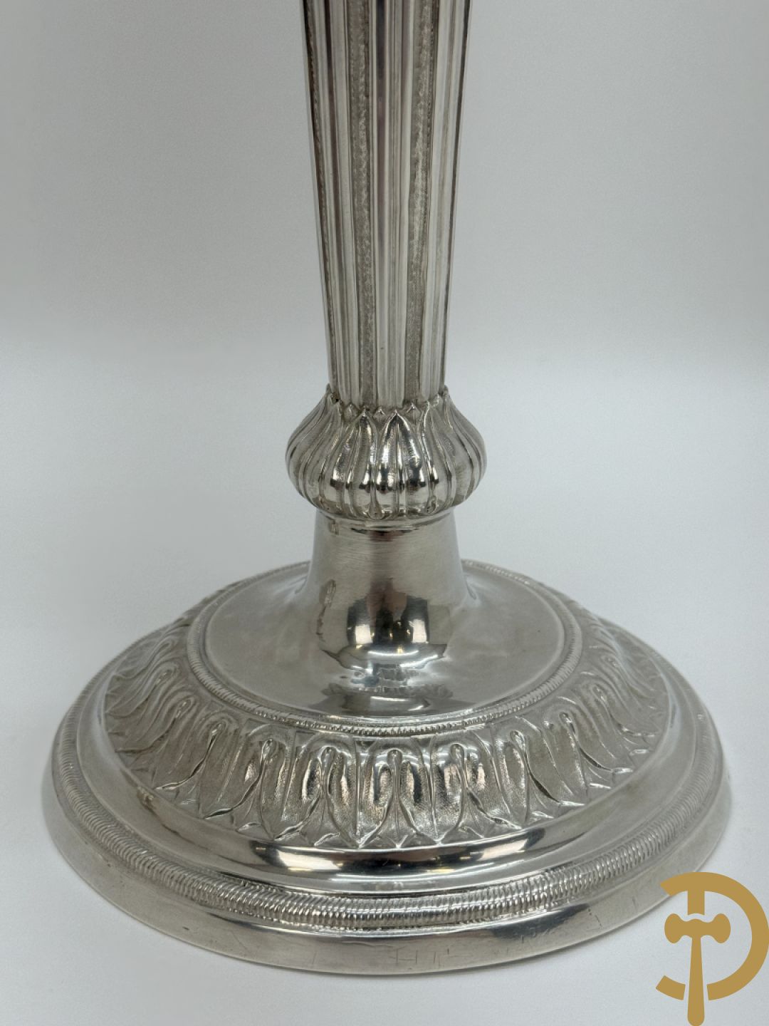 Paar massief zilveren kandelaars met gestyleerd bloemenmotief, één ervan gemerkt met stempel van Jan Baptist Verberckt, andere kandelaar met verschillende stempels met o.a. Antwerpen 1784