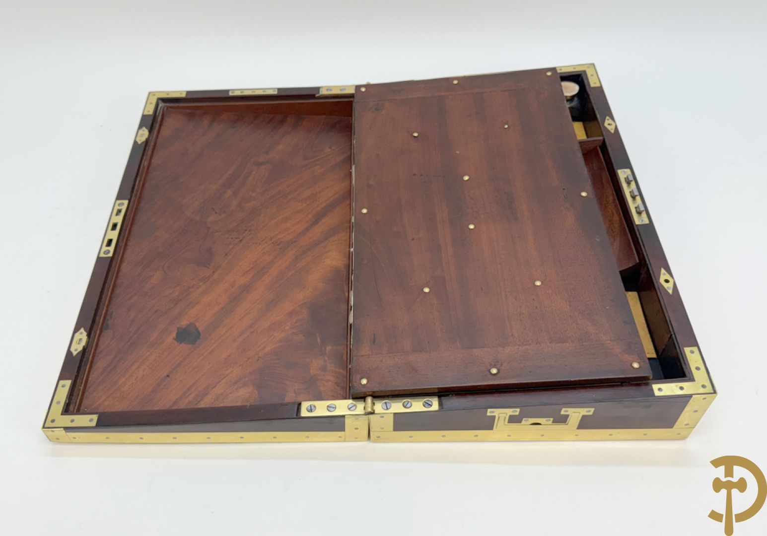 Mahoniehouten schrijfbox met koperafwerking en zijdelings met inliggende handvaten, lederinleg en verborgen vakjes, 19e