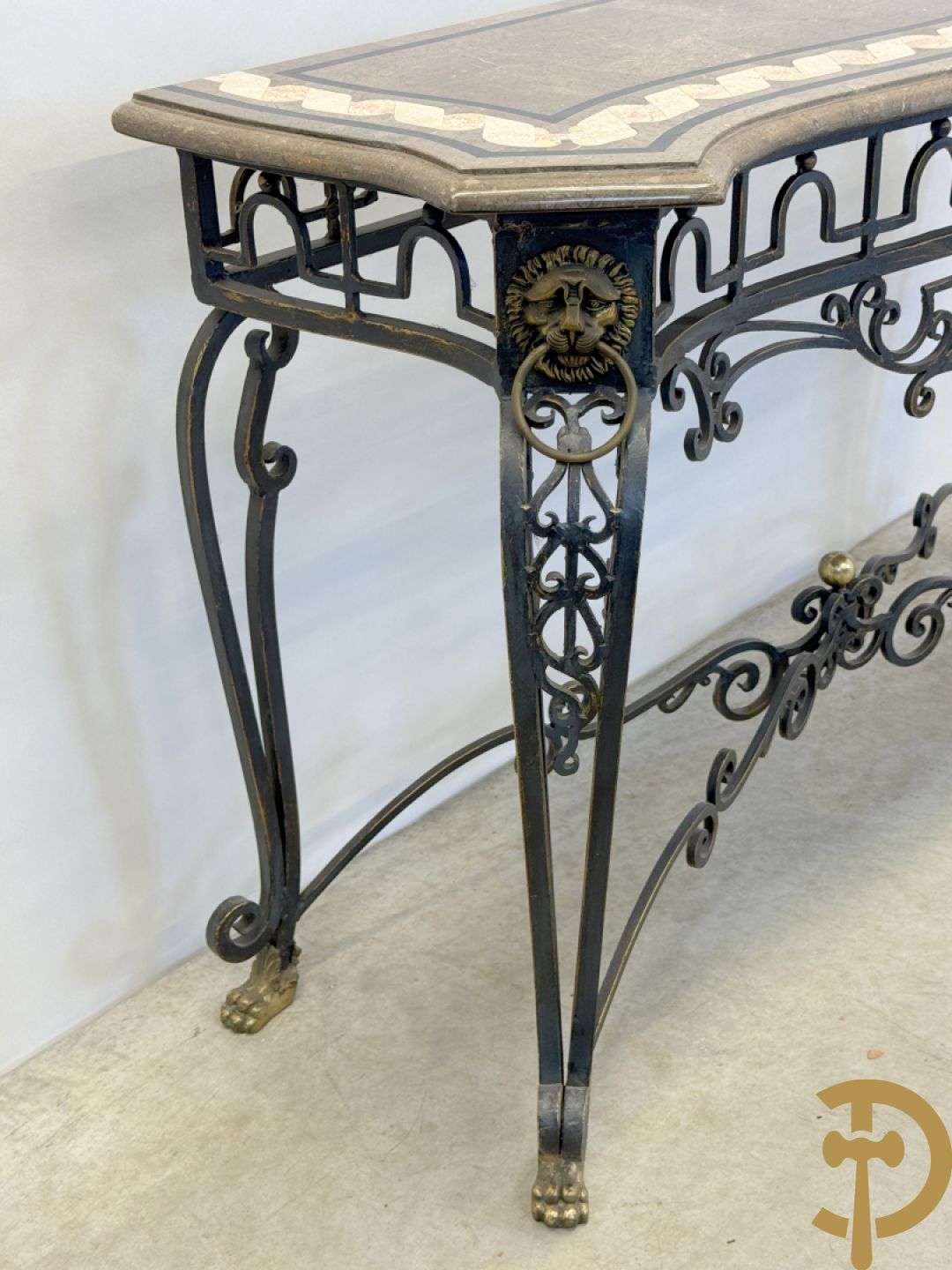 Gepatineerde smeedijzeren wandconsole met marmeren blad met inleg, op voluutvormige poten