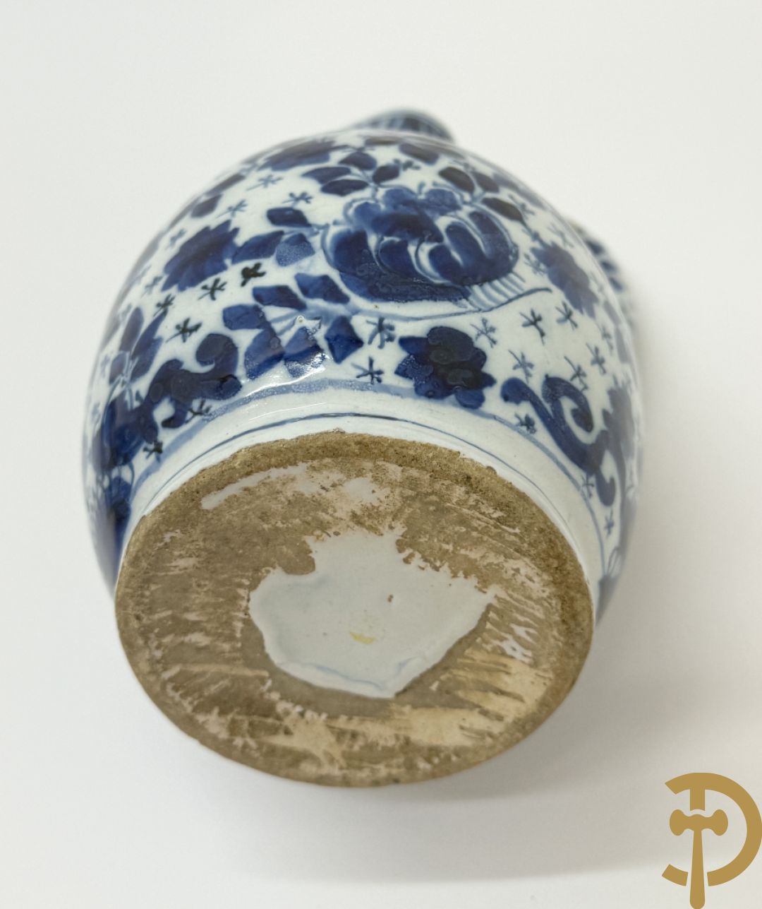 Twee Delftse blauw/wit schenkkannen met bloemendecor