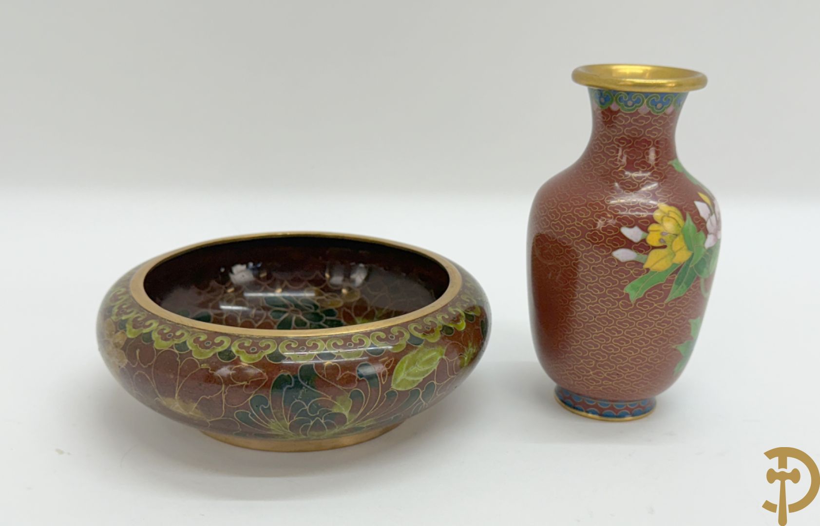 Acht stuks cloisoné w.o. paar dekselpotiches met bloemendecor, 4 vaasjes, coupe en vogel