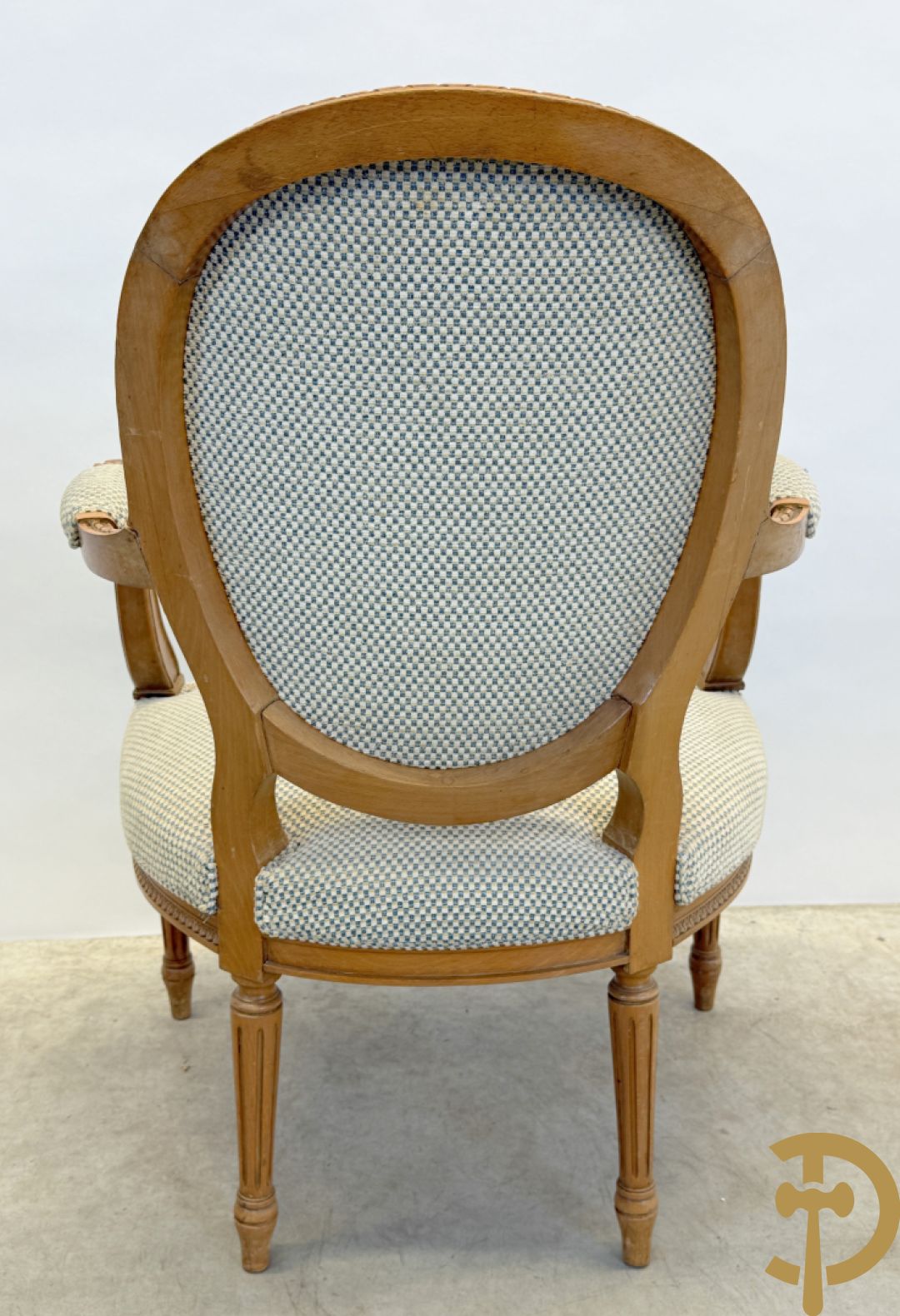 Paar beukenhouten Louis XVI stijl armzetels met medaillon