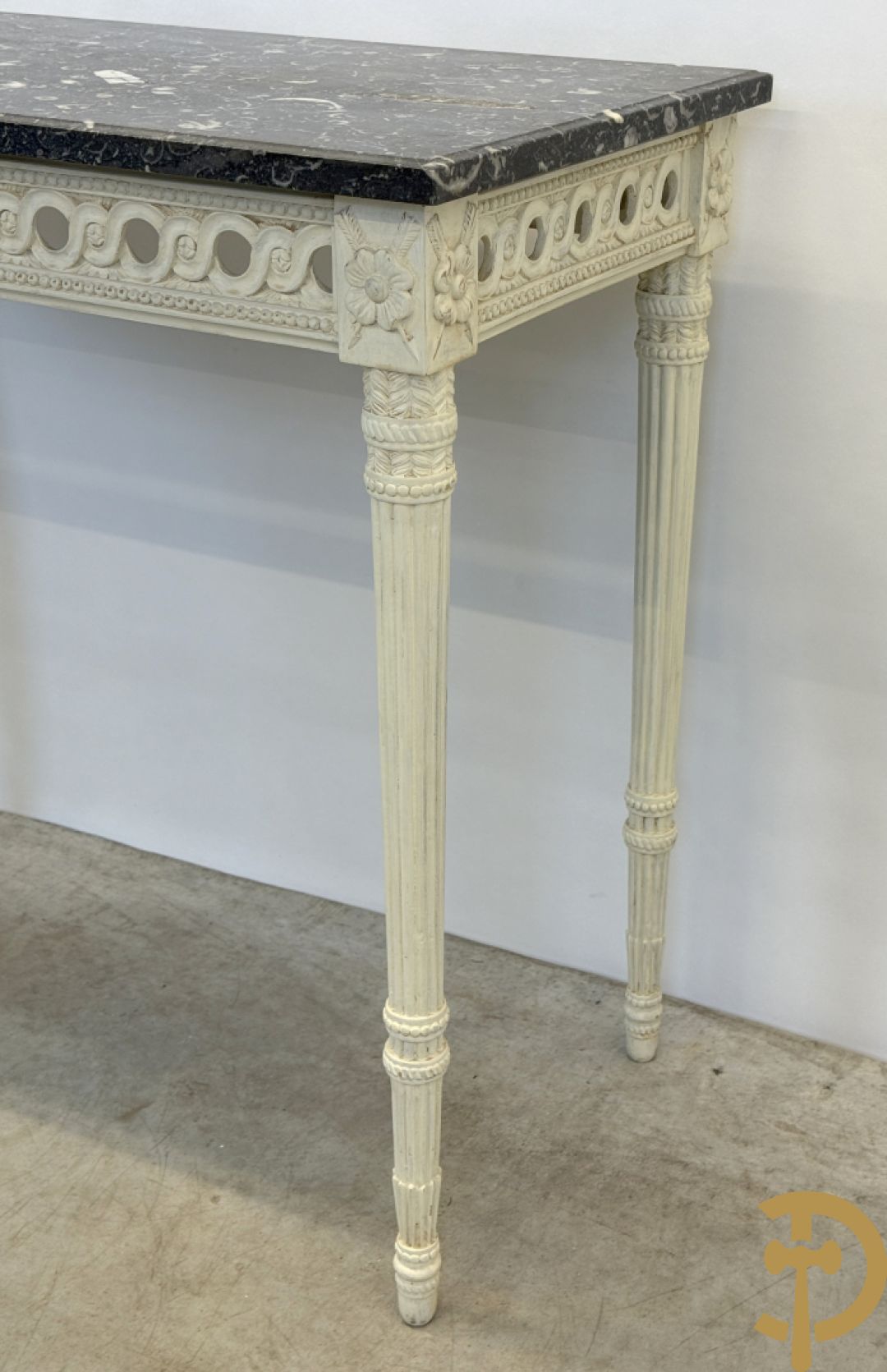 Houtgesculpteerde en gepolychromeerde Louis XVI console met grijs marmeren blad