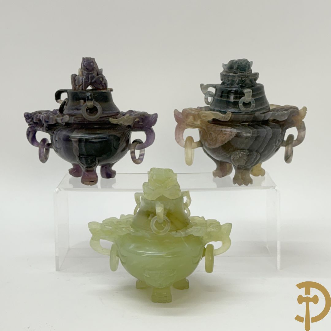 Drie Chinese handgesculpteerde urnes in gesteente met drakendecor (jade, amethist en fluoriet)