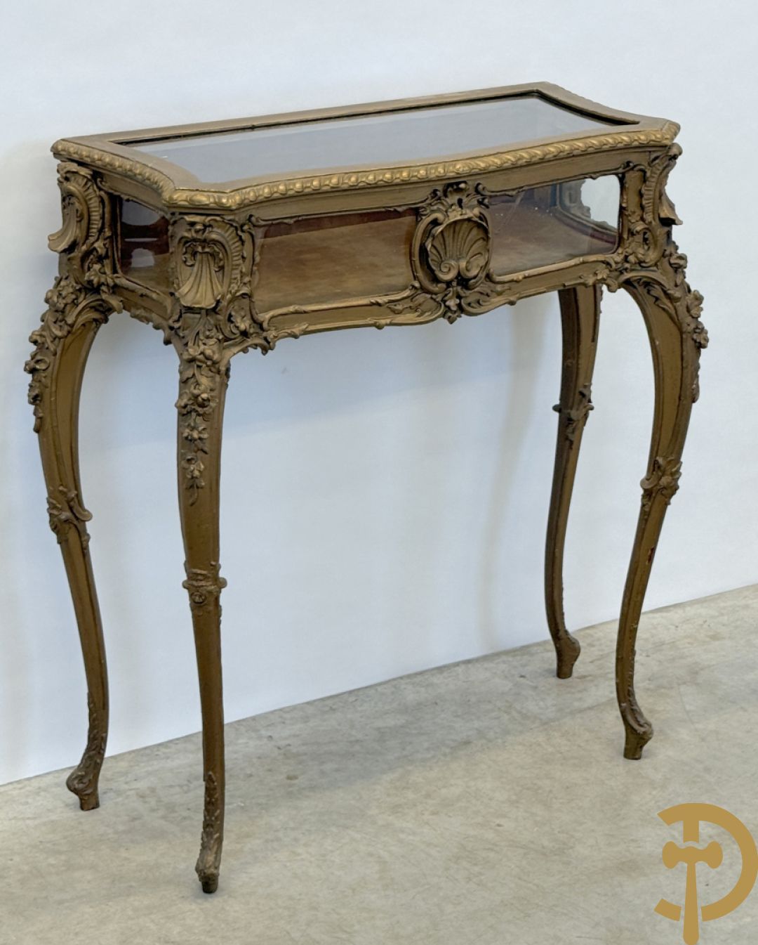 Vergulde Louis XV juwelenvitrine met openklapbaar deksel, bezet met rocailles, op voluutvormige poten