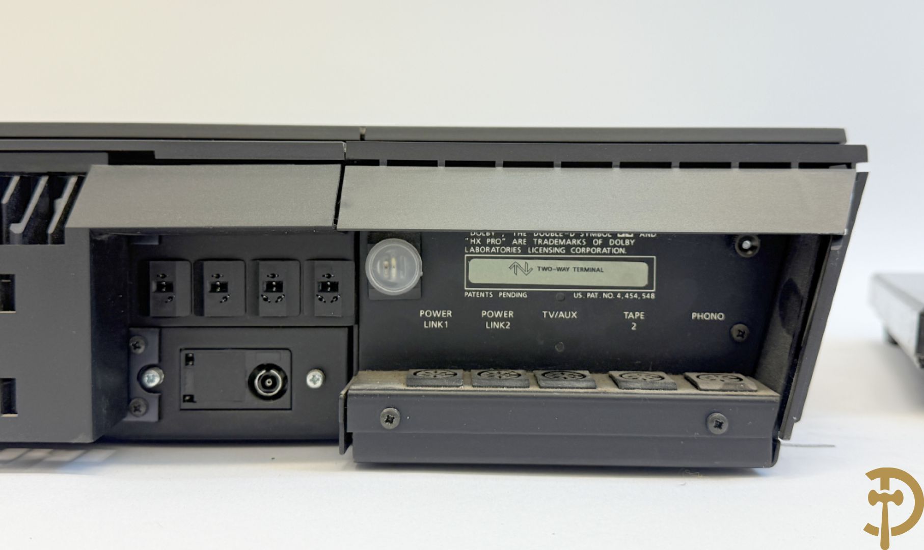 Design muziekinstallatie B & O Beocenter 9500 met bijhorende toren luidsprekers type 6611