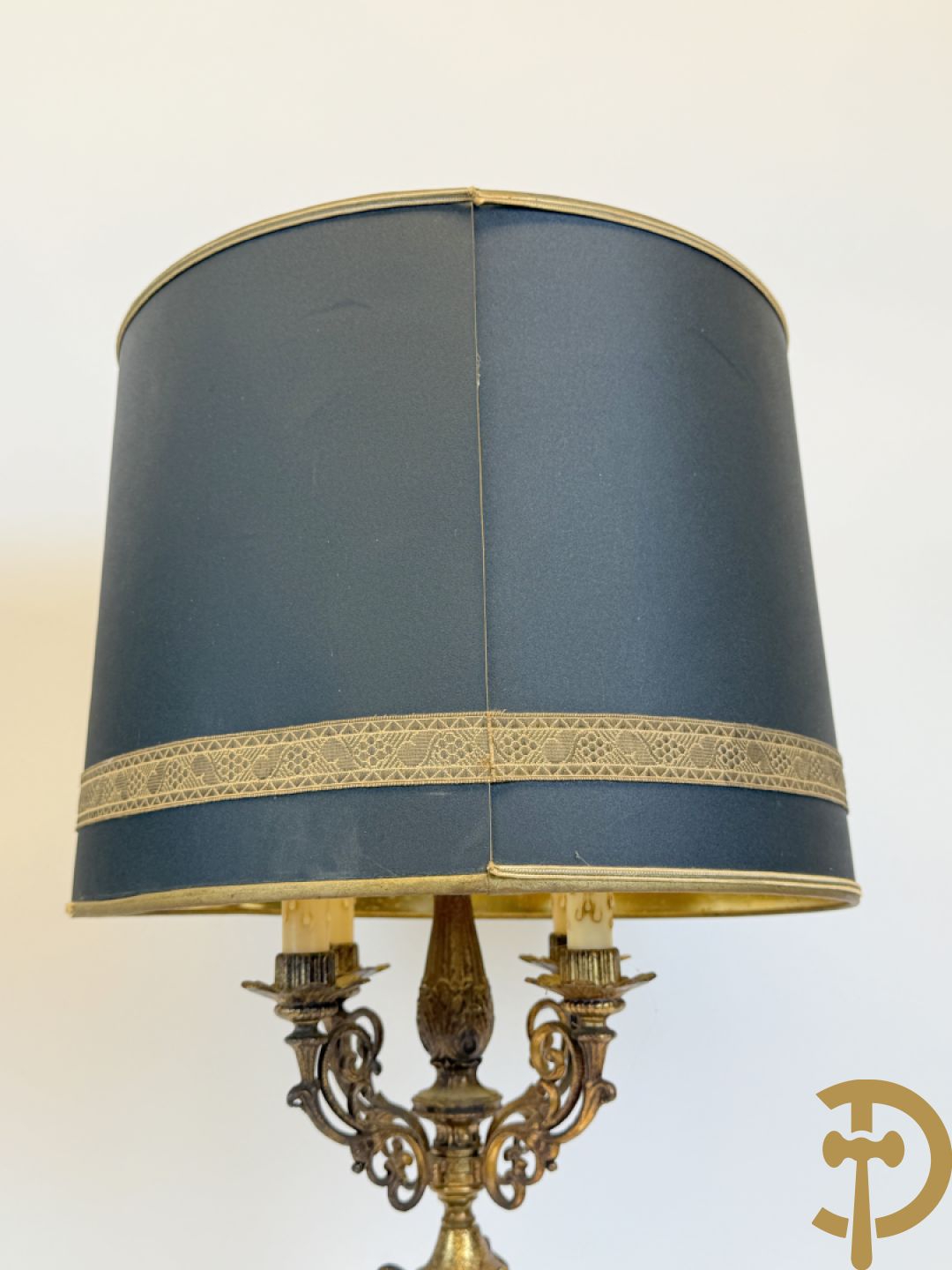 Paar vintage lampadaires met 3 karyathiden, bovenaan met 4 kaarsen en een lichtpunt, Deknudt