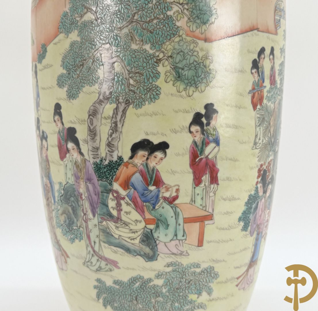 Chinese porseleinen vaas met geanimeerd decor van dames in tempels en landschap - omgebouwd als lampadaire