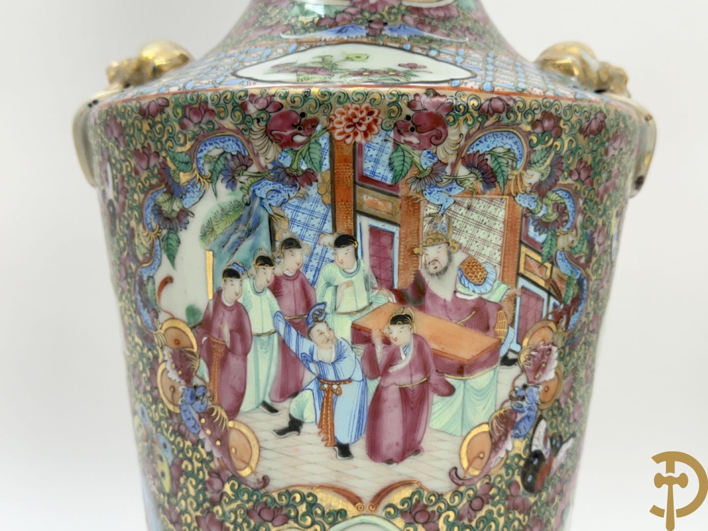 Paar Chinese porseleinen famille rose Kanton vazen met geanimeerd decor en zijdelings met fo honden