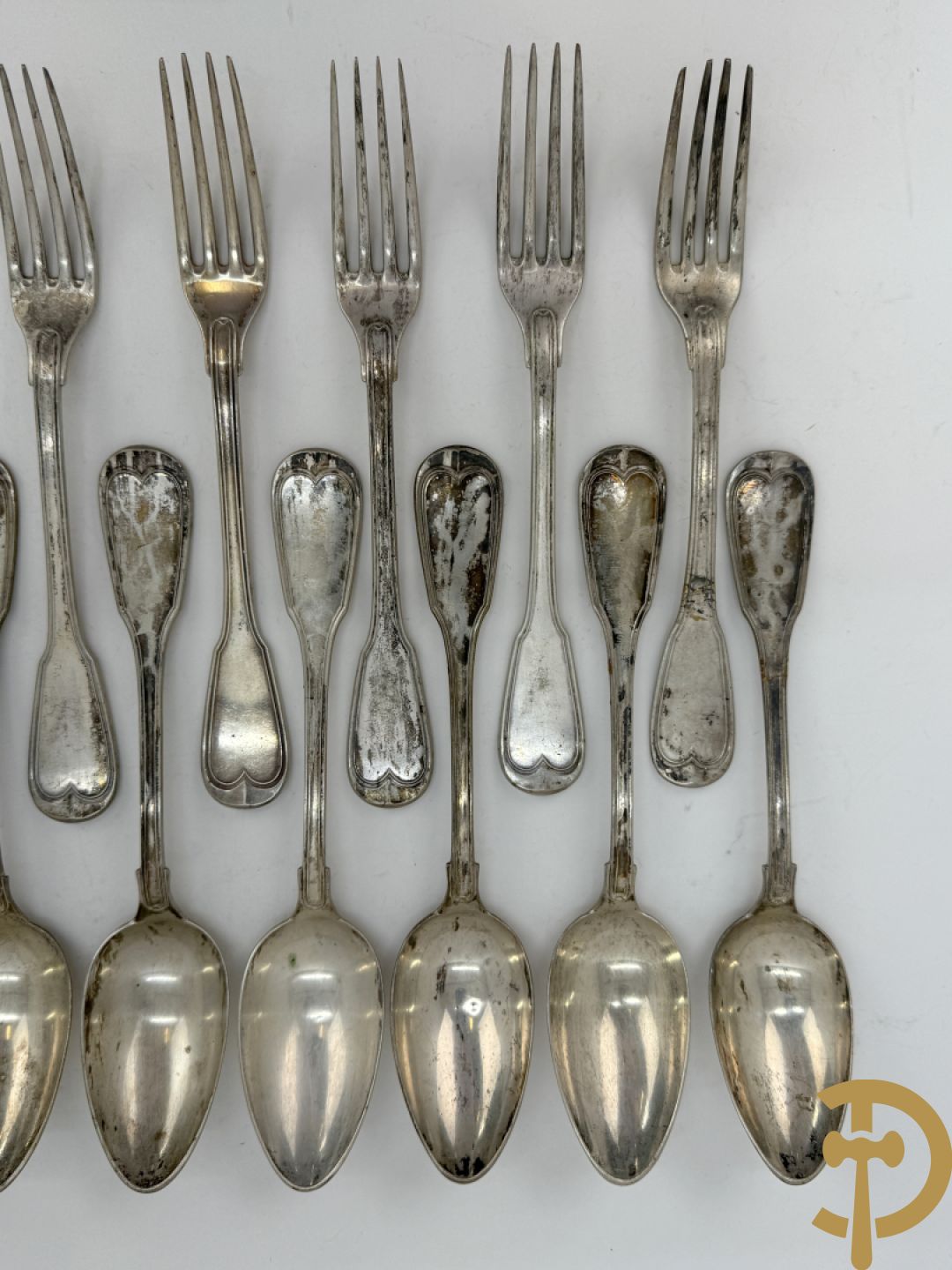Massief zilveren bestek Louis Philippe model met initialen bestaande uit 13 soeplepels (853 gram), 9 vorken (657 gram), 3 dessertlepels (59 gram) en 1 pollepel (221 gram)