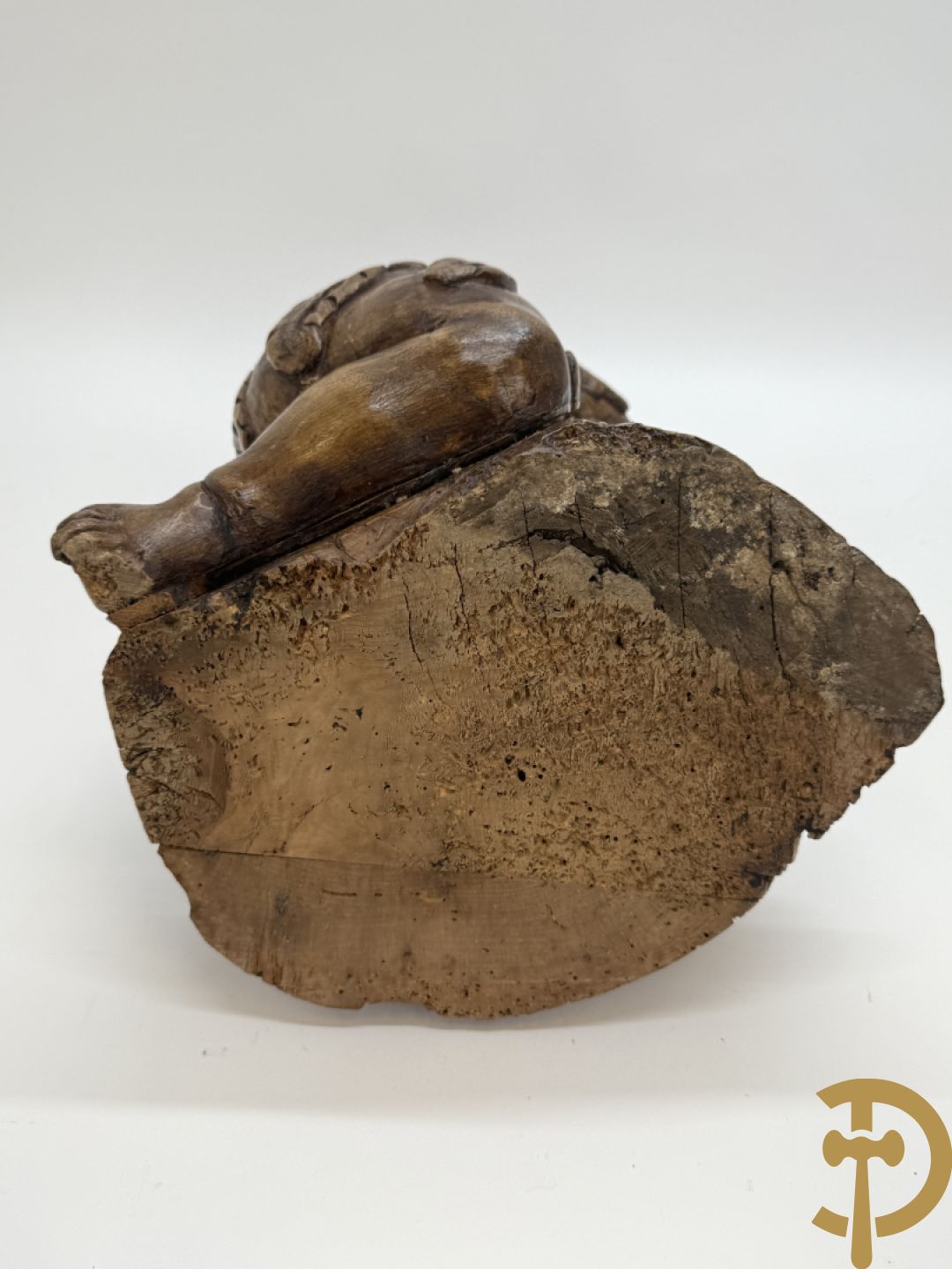 Houtgesculpteerde cupido met gevouwen handen en pluimen