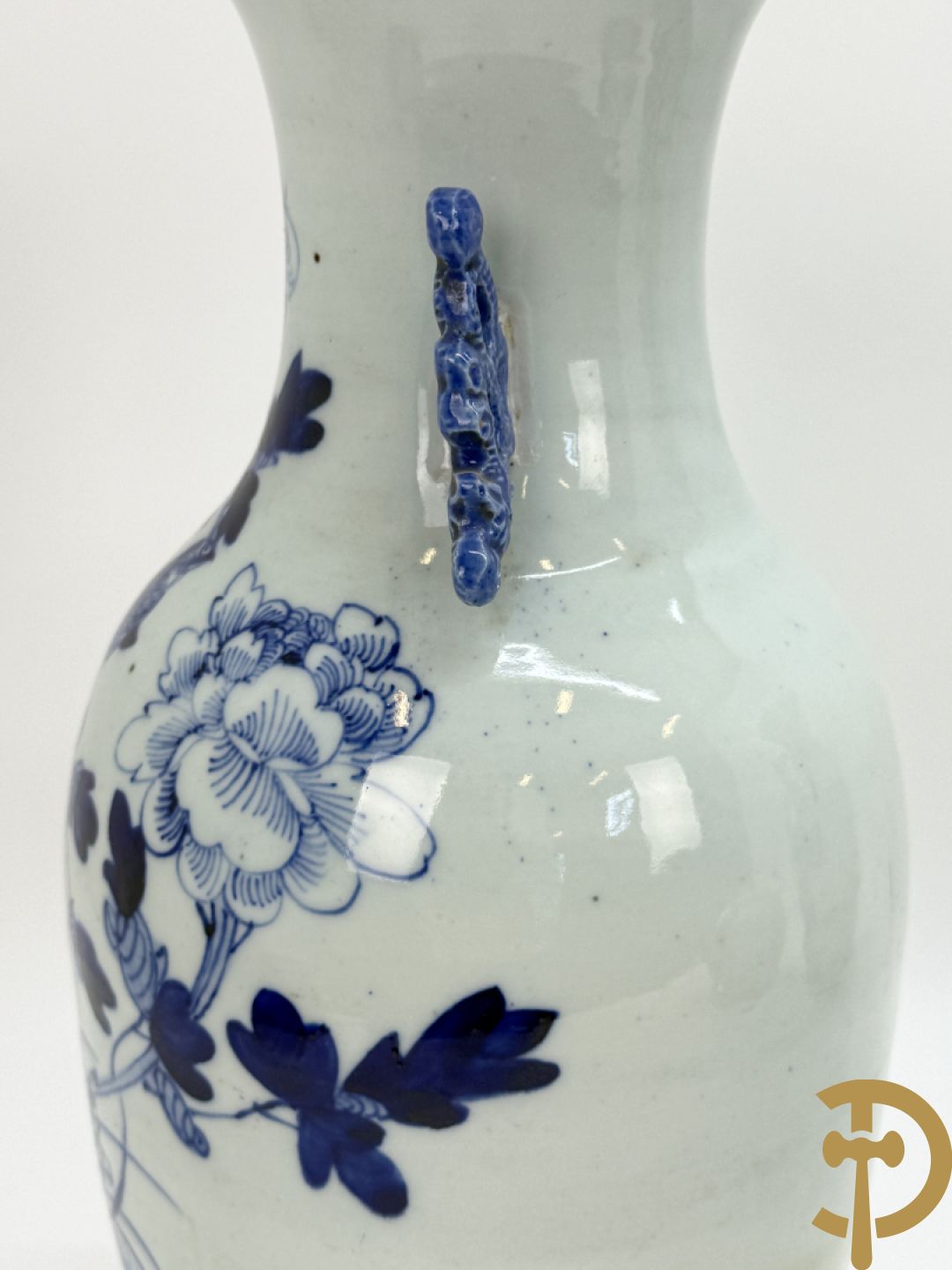 Twee Chinese porseleinen celadonvazen met blauw wit bloemen en vogeldecor + cachepot met vazendecor
