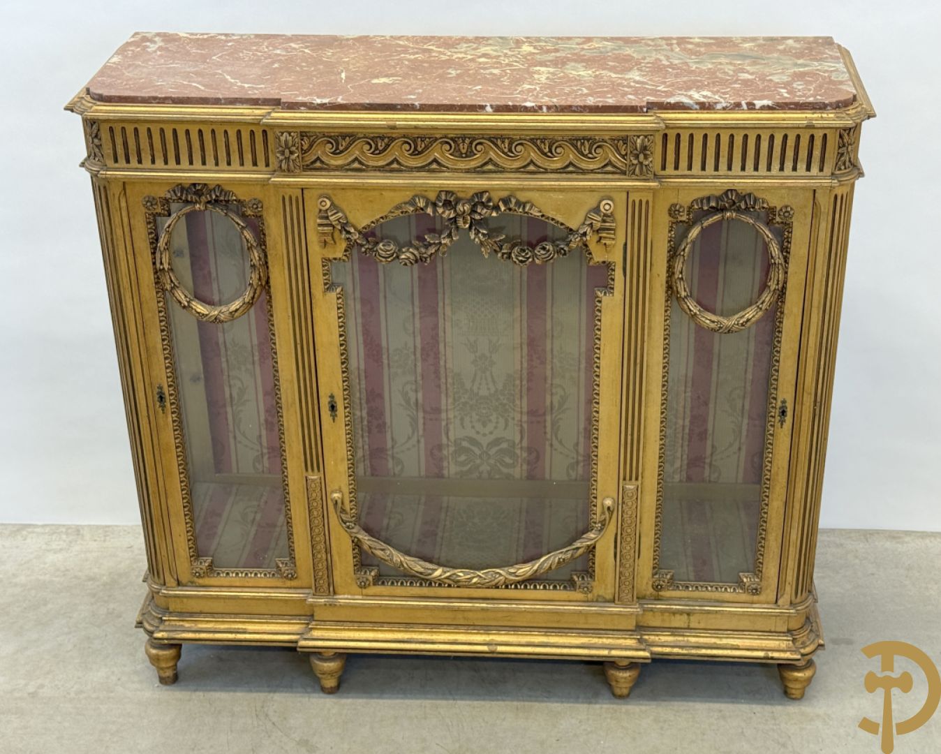 Vergulde Louis XVI vitrine met 3 deuren, cannelures en guirlandes - bovenaan met marmeren blad