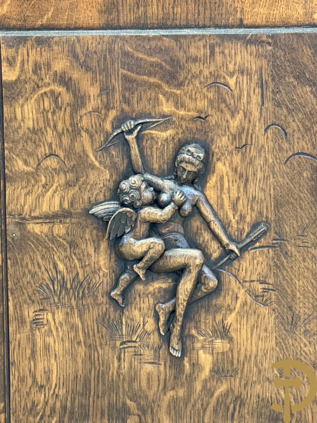 Massief eiken Neo Renaissance vaiselier met sculptuur van fruit en accanthusranken, 19e