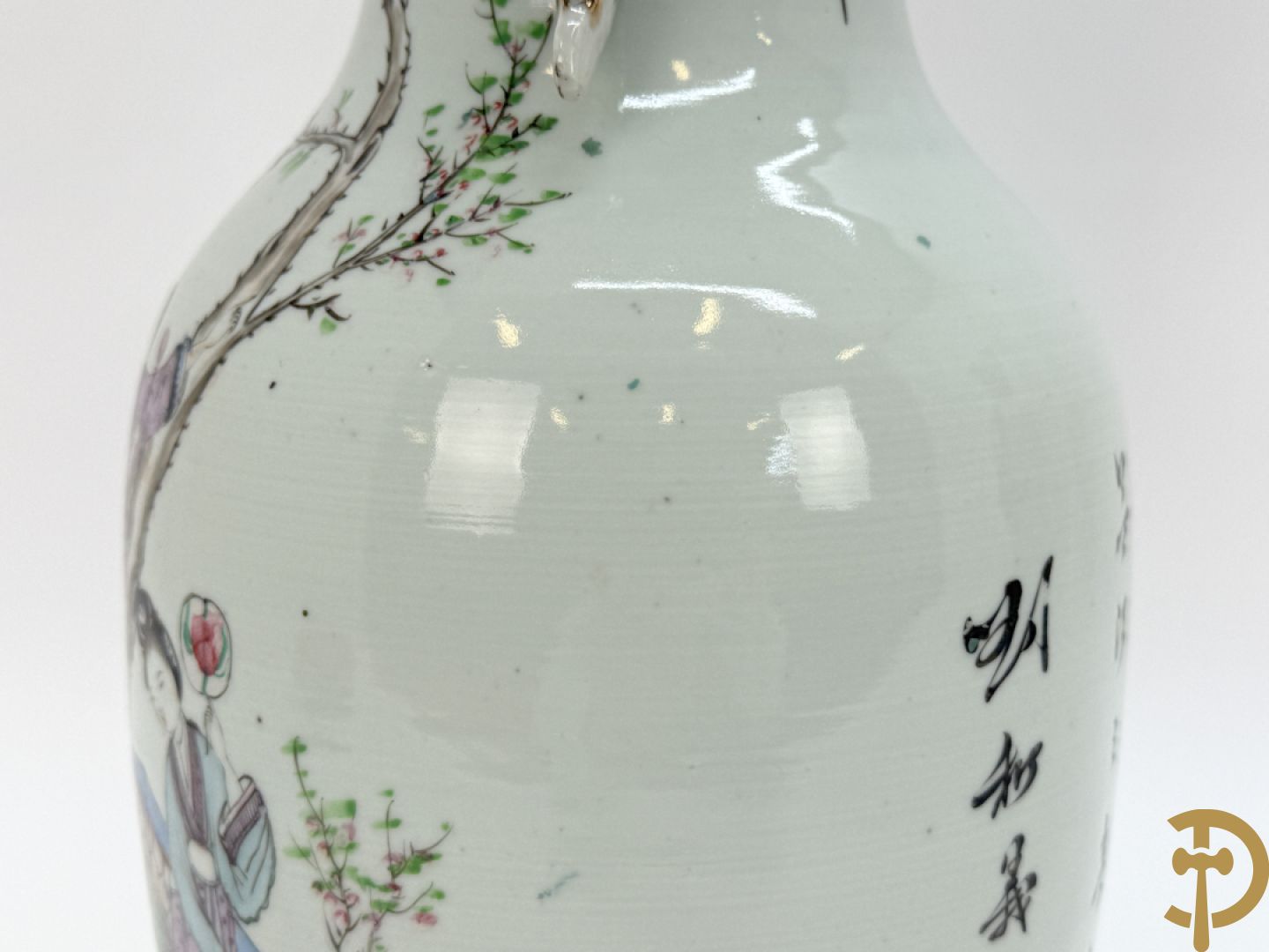 Chinese porseleinen vaas met decor van dames in landschap
