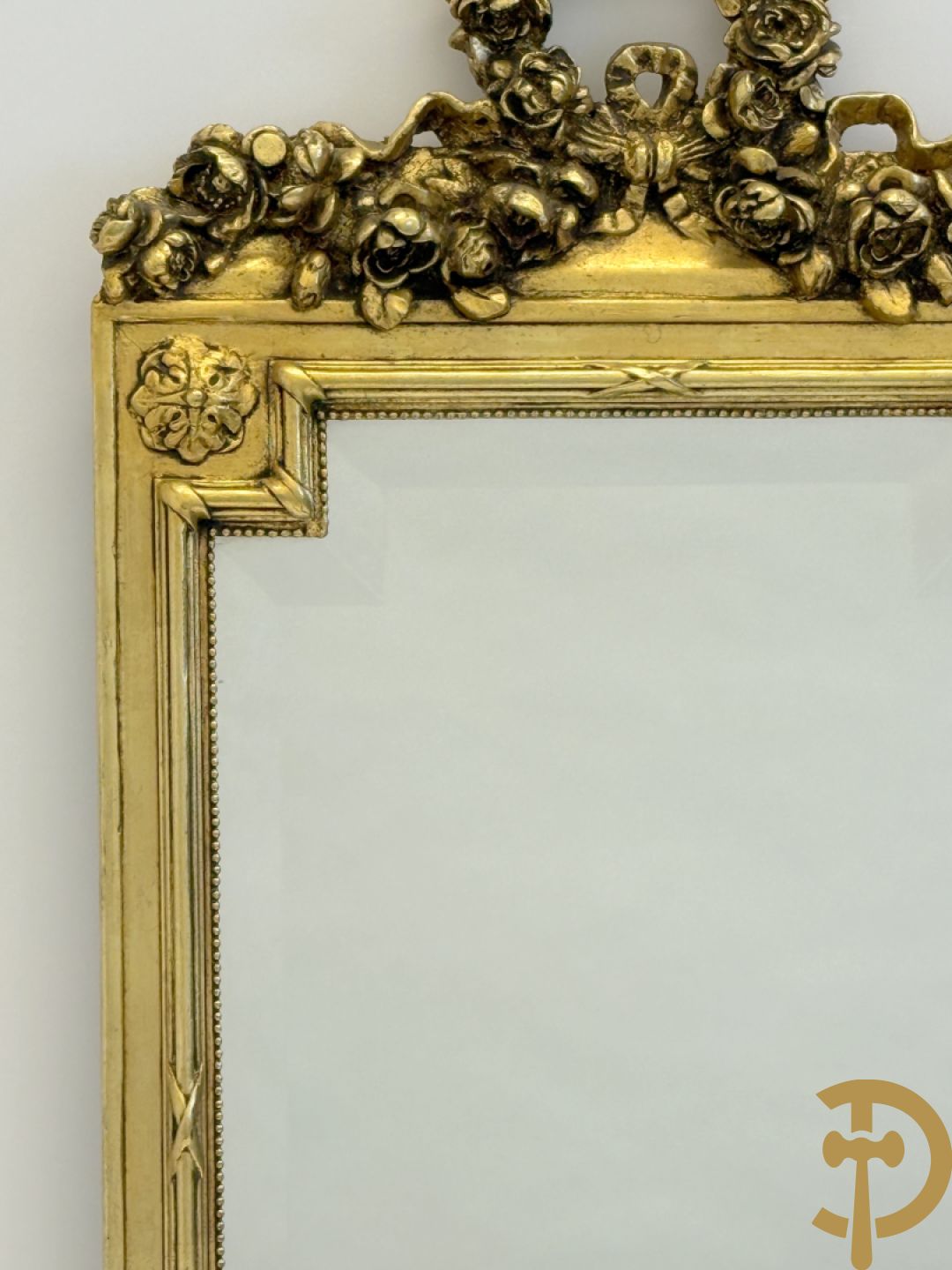 Vergulde console met Louis XVI motieven en amfoor  + vergulde spiegel met Louis XVI motieven