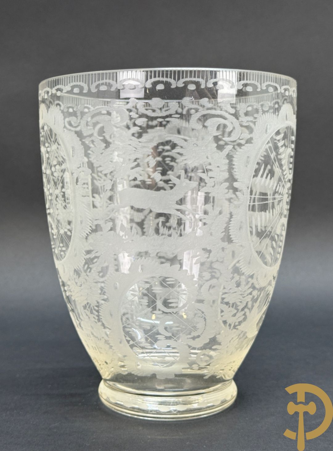 Handgeslepen flessenhouder met dubbel decor van wapenschild en geëtst bloemendecor, gedateerd 1751 + schenkkan met zilveren tuit + 2 coupes + pique fleur + veldfles