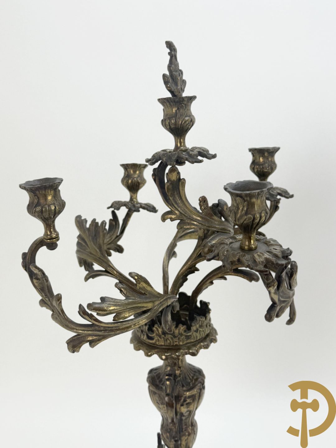 Driedelige koperen garnituur bestaande uit middenstuk bezet met amfoor en paar kandelaars , Louis XV stijl