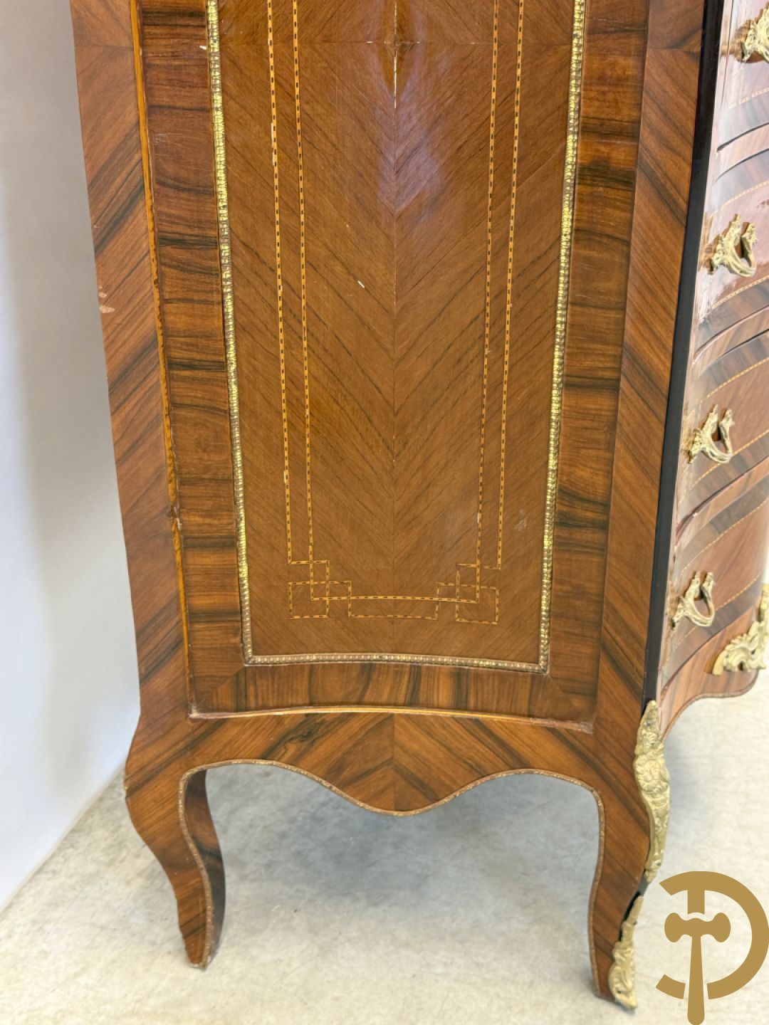 Notelaren gemarketteerde zevenladen kast met bronsbeslag, replica, jaren 