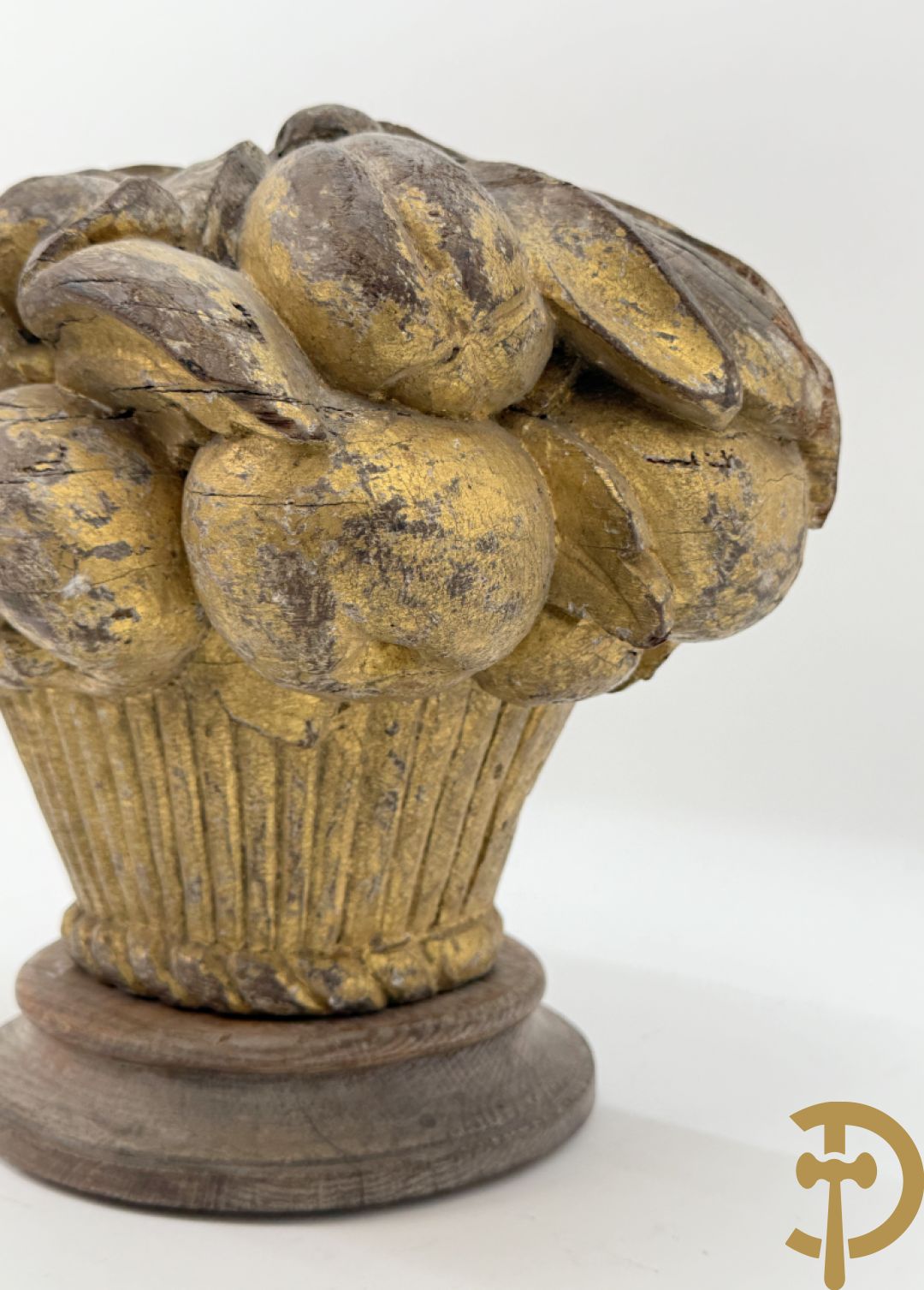 Gesculpteerd houten ornament van bloemen in korf